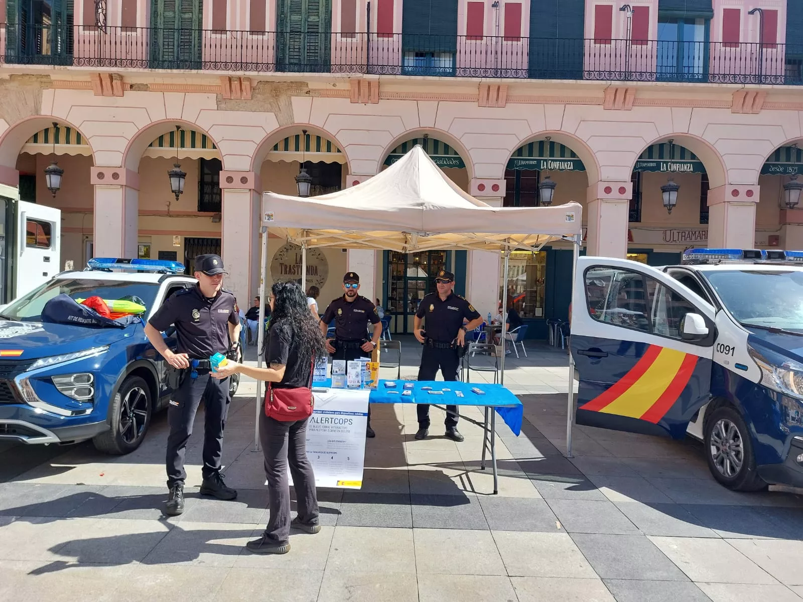 Exhibiciones de primeros auxilios en la plaza López Allué de Huesca