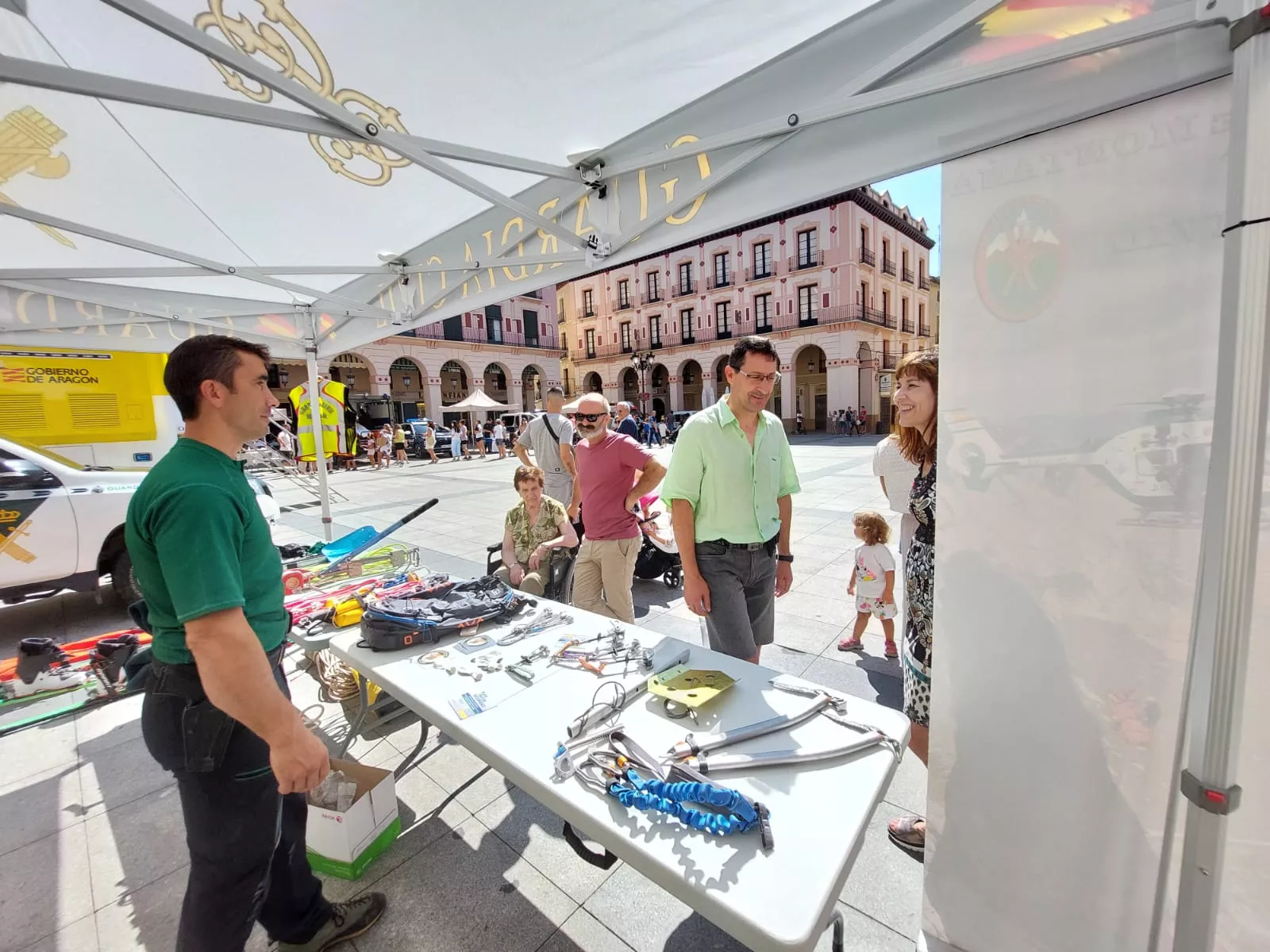 Exhibiciones de primeros auxilios en la plaza López Allué de Huesca