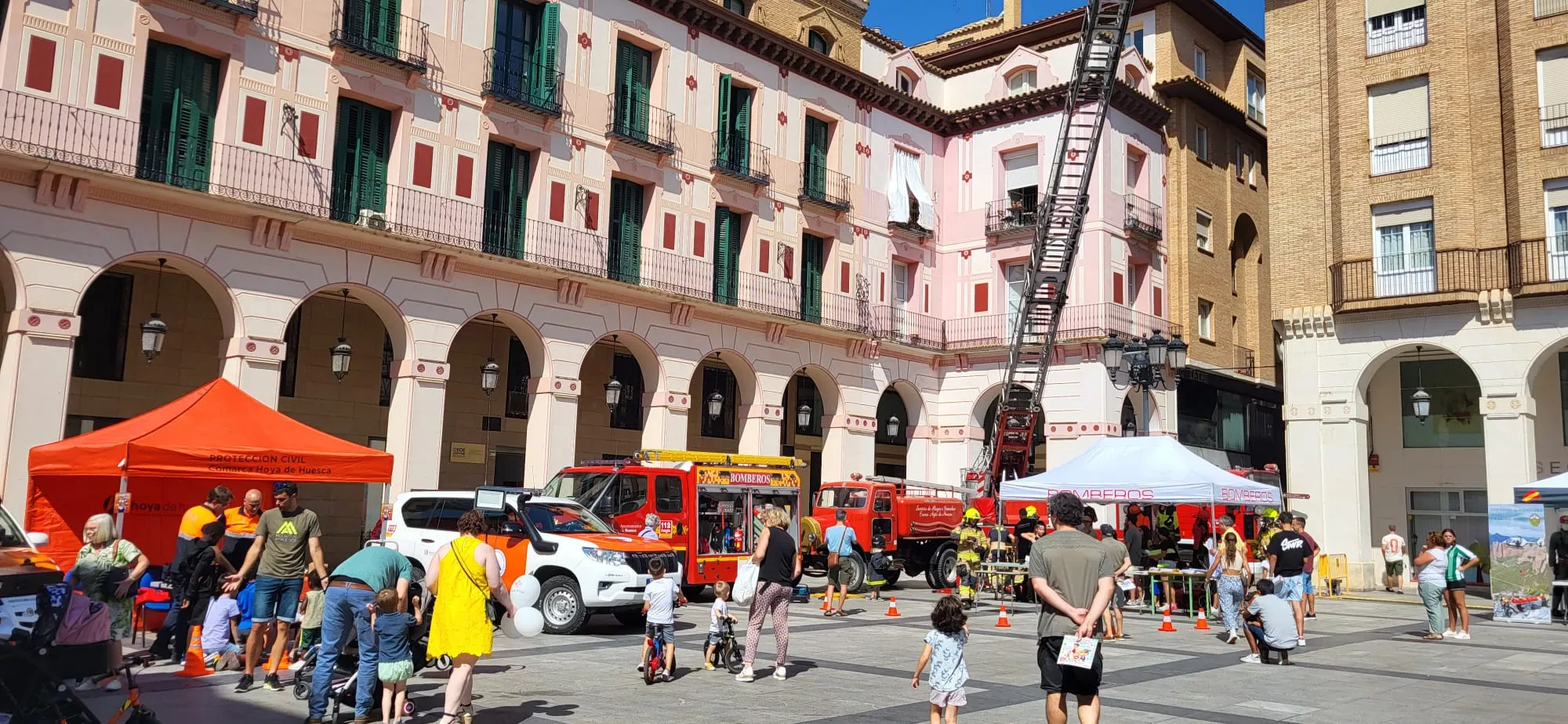 Exhibiciones de primeros auxilios en la plaza López Allué de Huesca