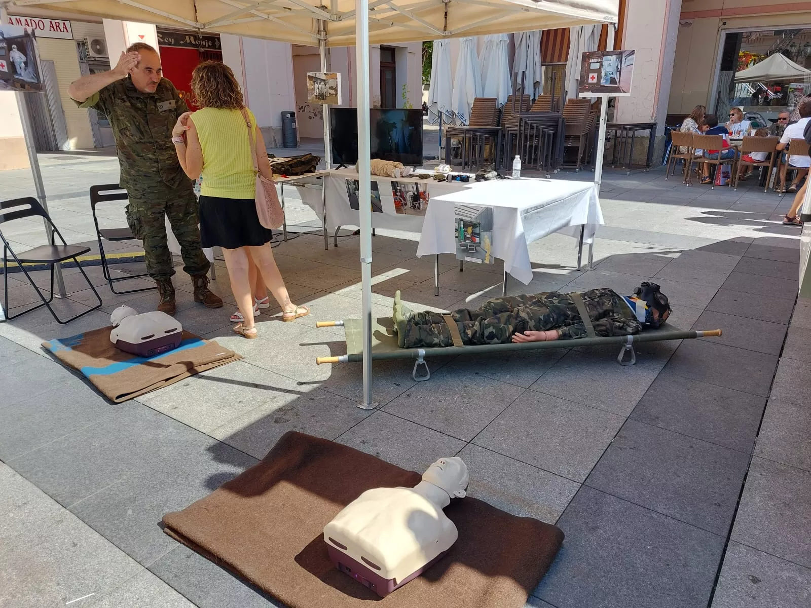 Exhibiciones de primeros auxilios en la plaza López Allué de Huesca