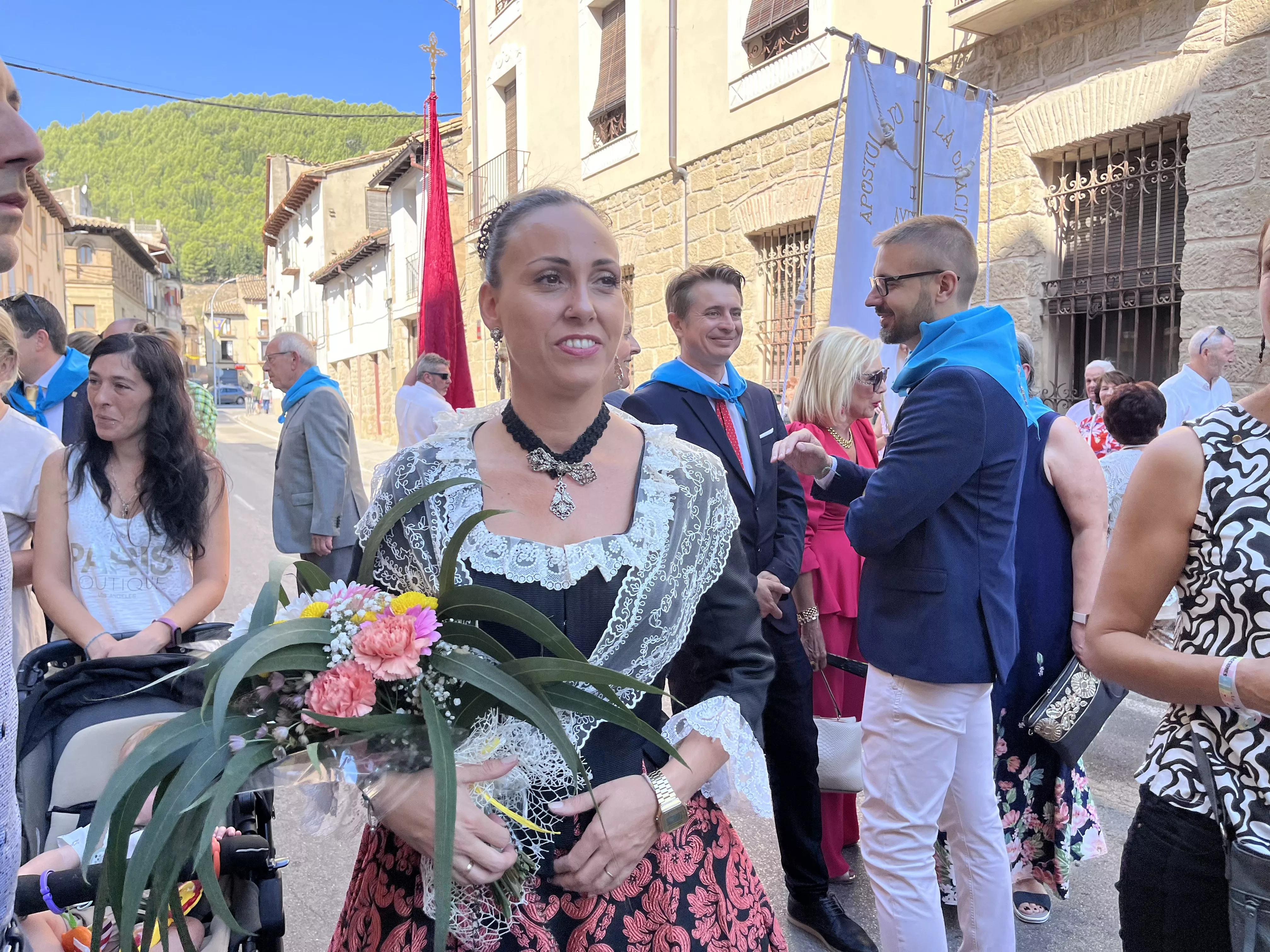 La procesión de Santa Leticia recorre la calles de Ayerbe. Foto Mercedes Manterola