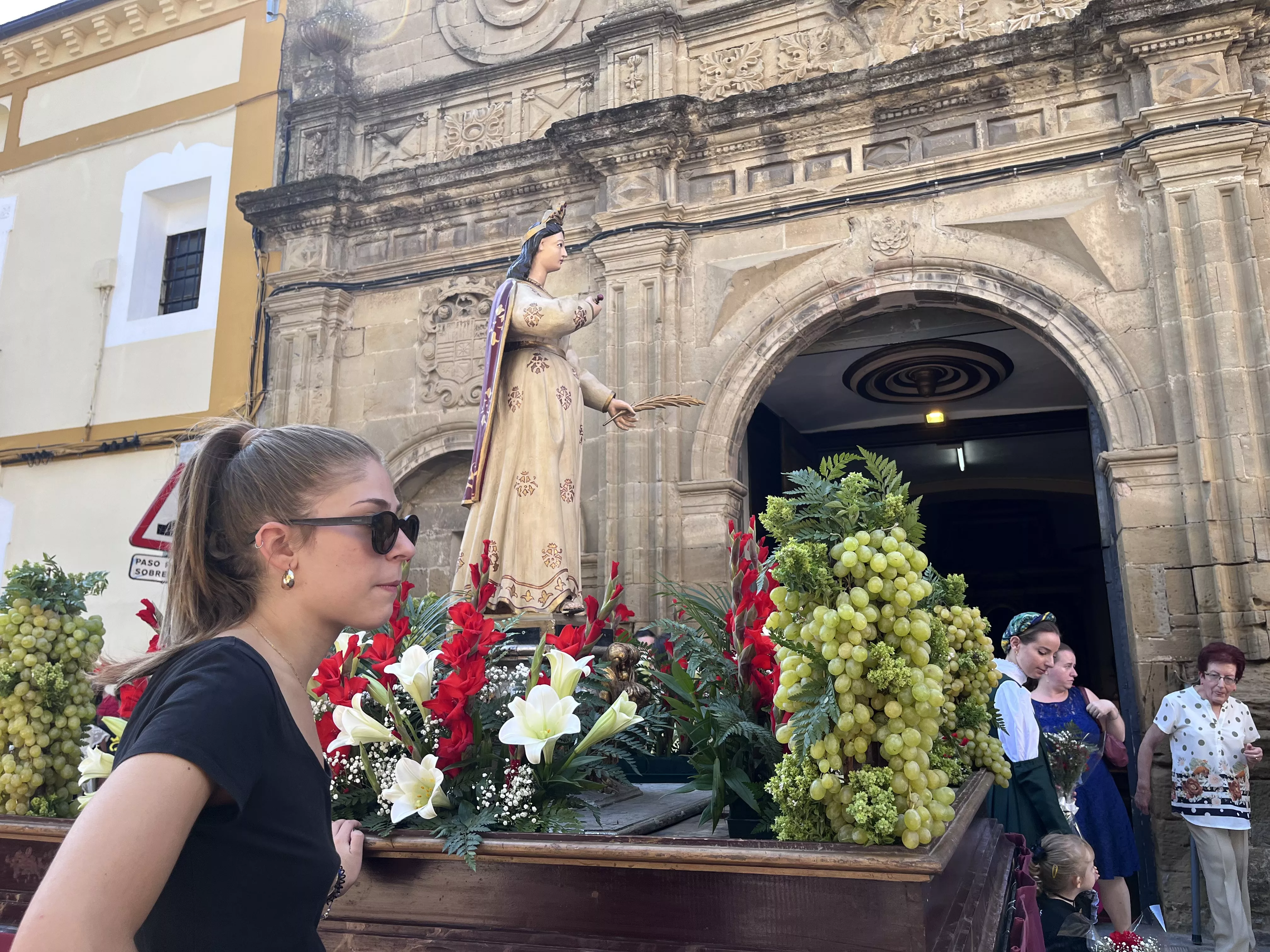 La procesión de Santa Leticia recorre la calles de Ayerbe. Foto Mercedes Manterola