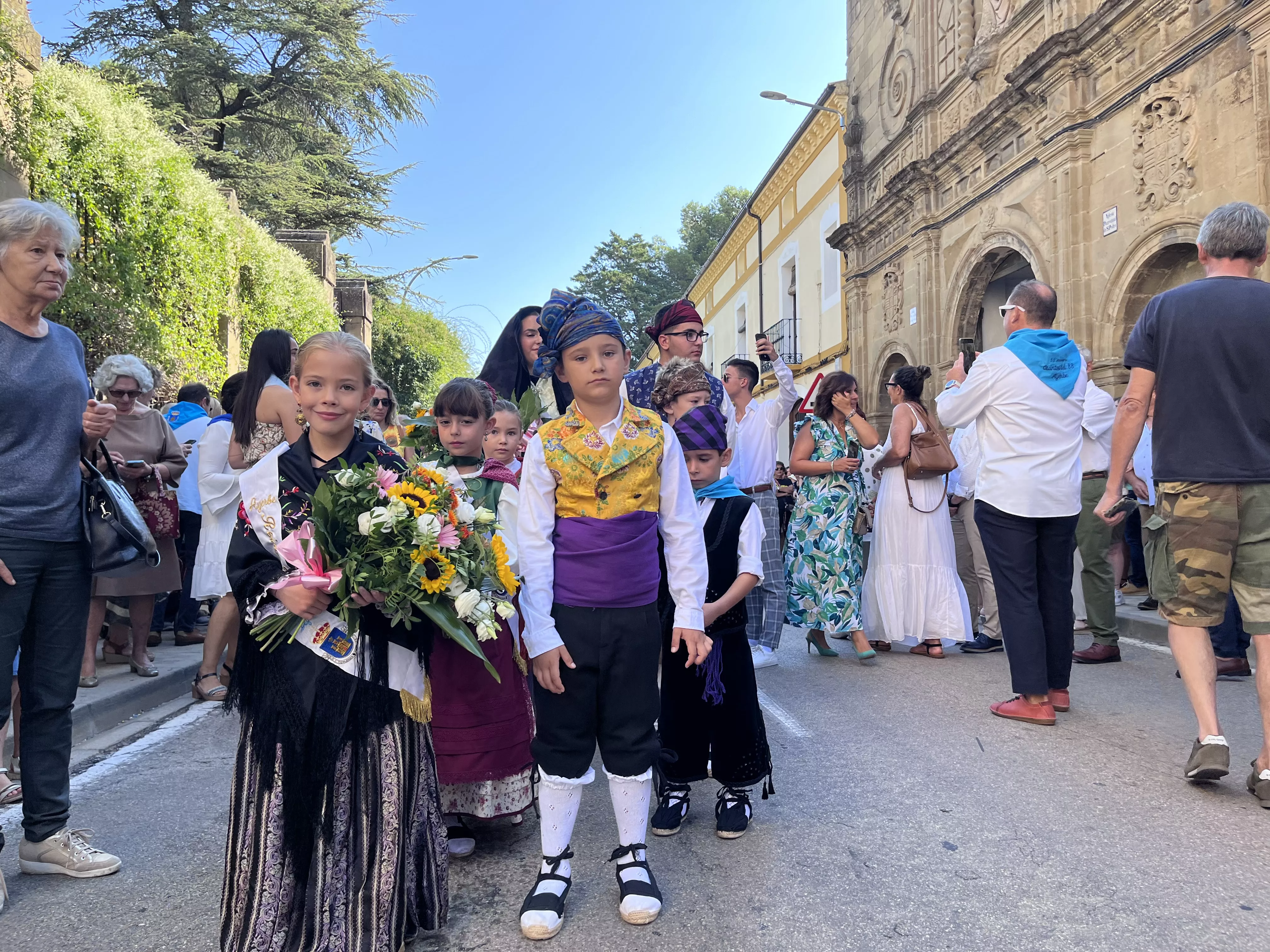 La procesión de Santa Leticia recorre la calles de Ayerbe. Foto Mercedes Manterola