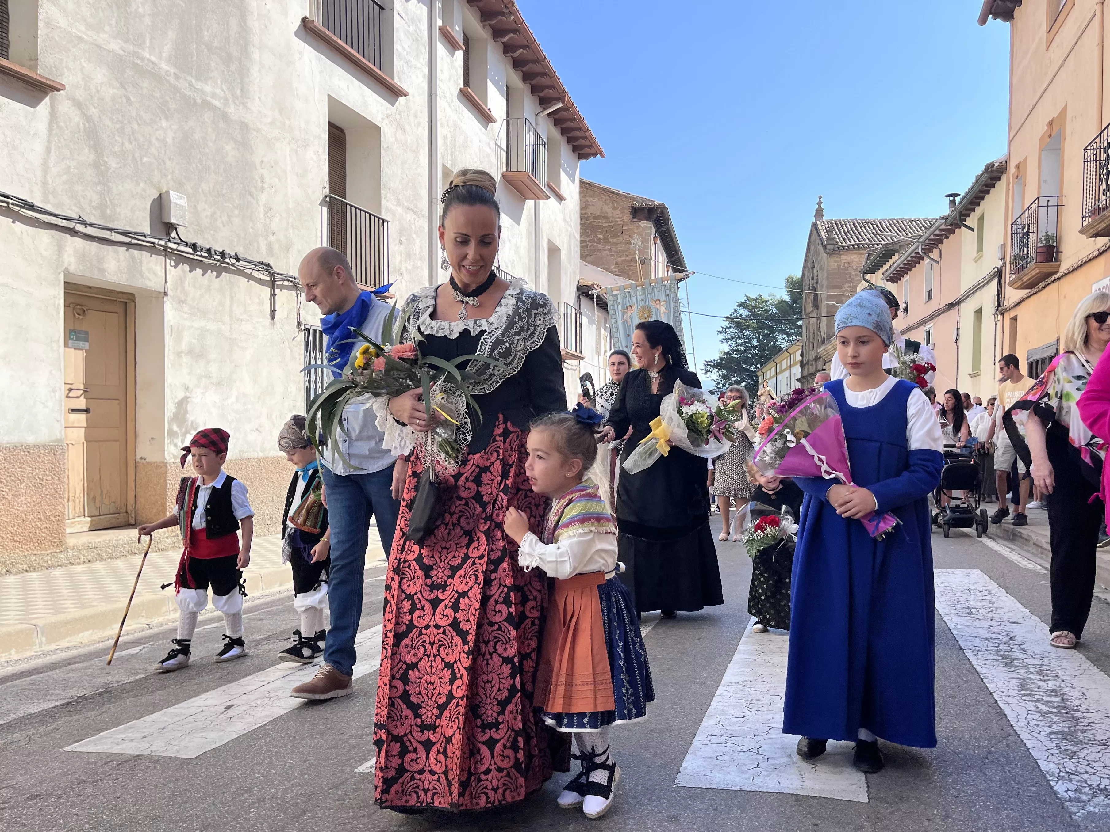 La procesión de Santa Leticia recorre la calles de Ayerbe. Foto Mercedes Manterola