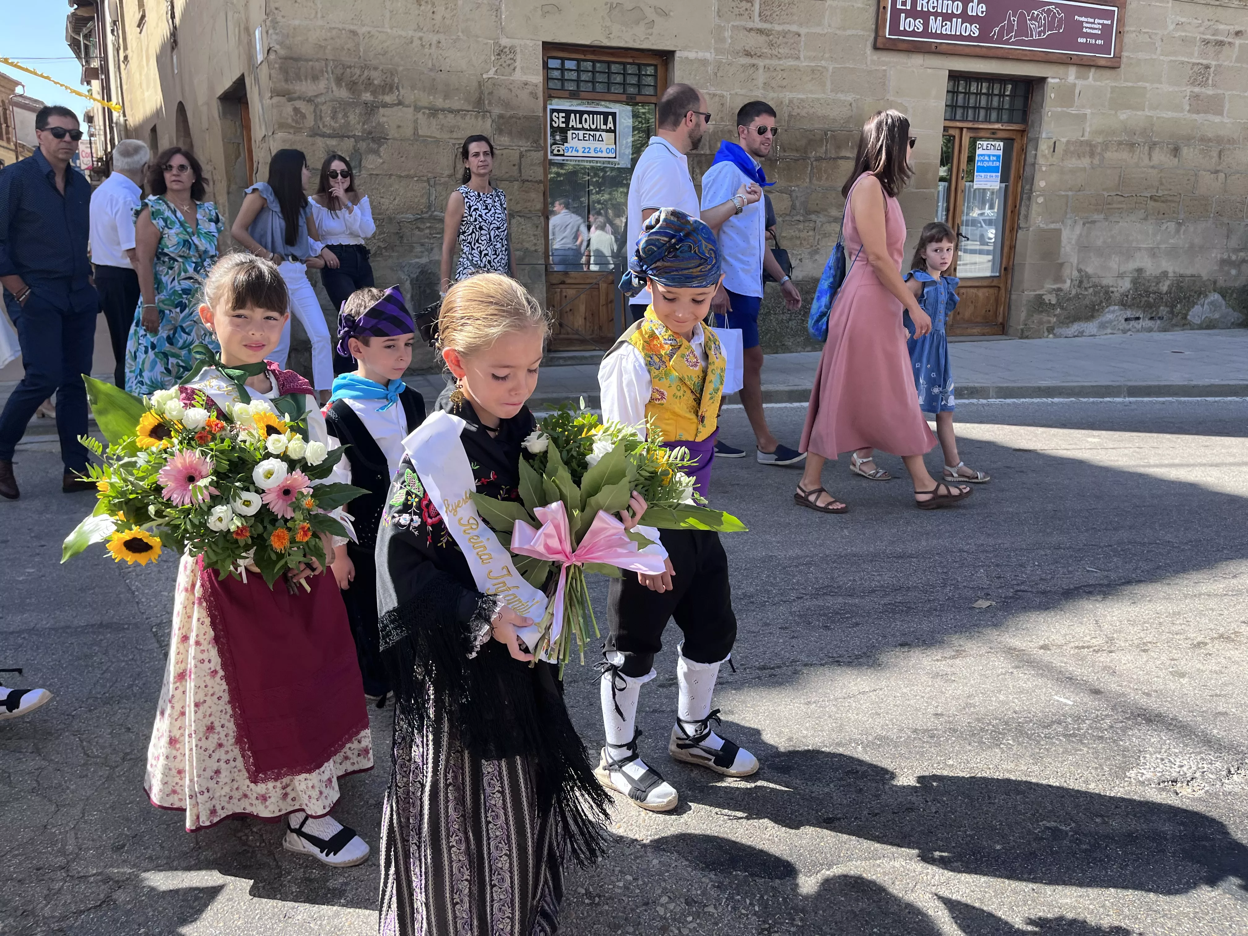 La procesión de Santa Leticia recorre la calles de Ayerbe. Foto Mercedes Manterola