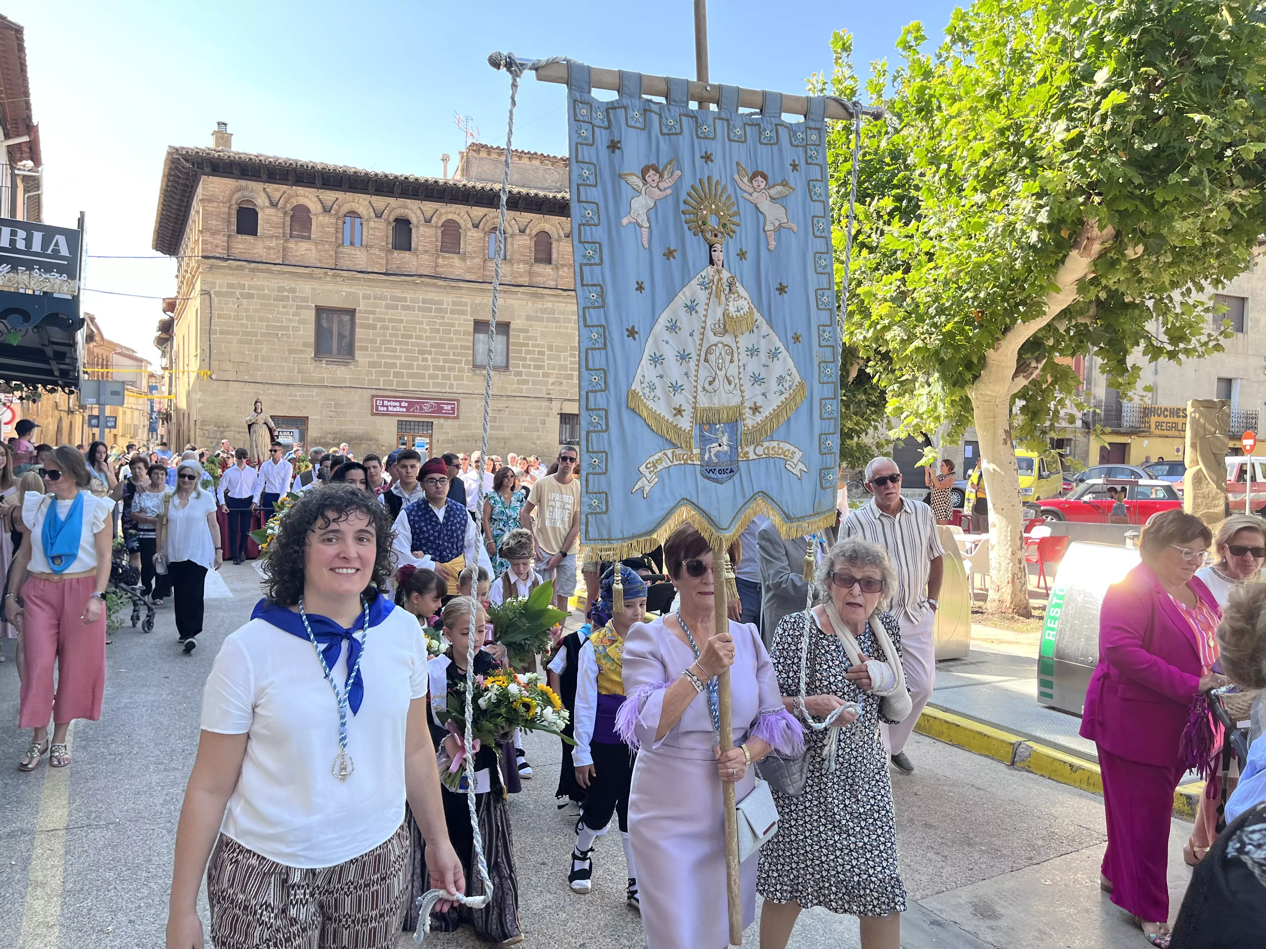 La procesión de Santa Leticia recorre la calles de Ayerbe. Foto Mercedes Manterola