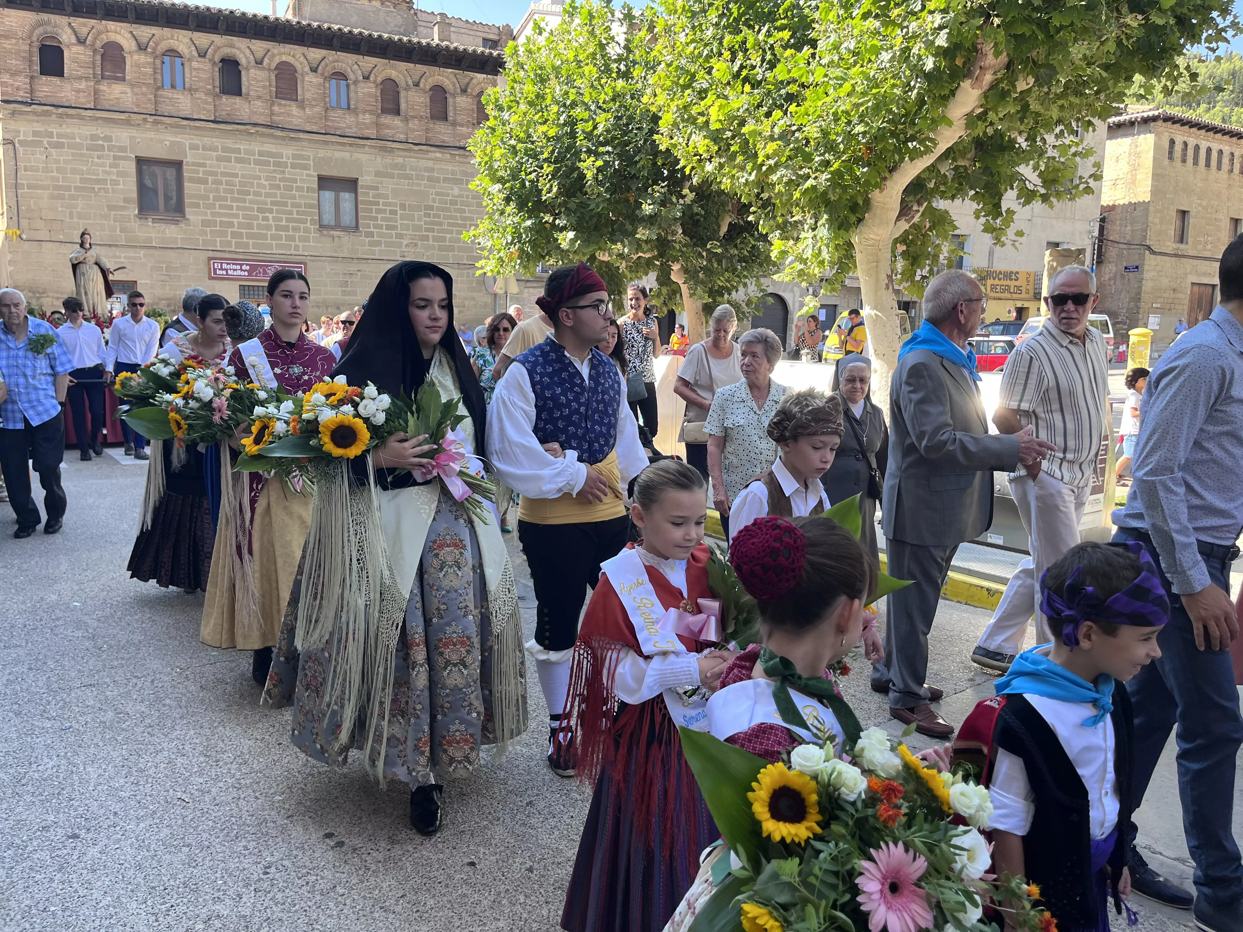 La procesión de Santa Leticia recorre la calles de Ayerbe. Foto Mercedes Manterola