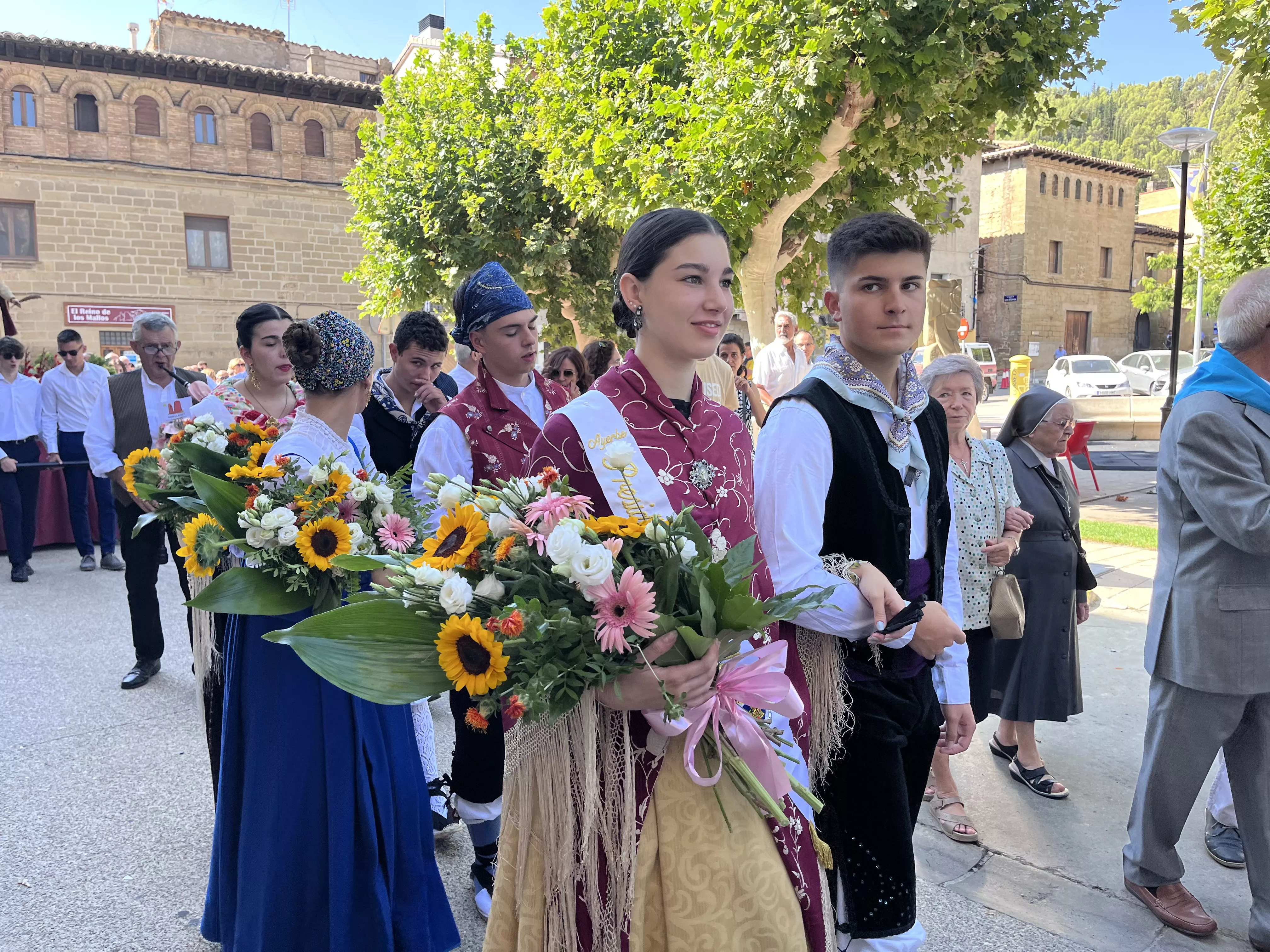 La procesión de Santa Leticia recorre la calles de Ayerbe. Foto Mercedes Manterola