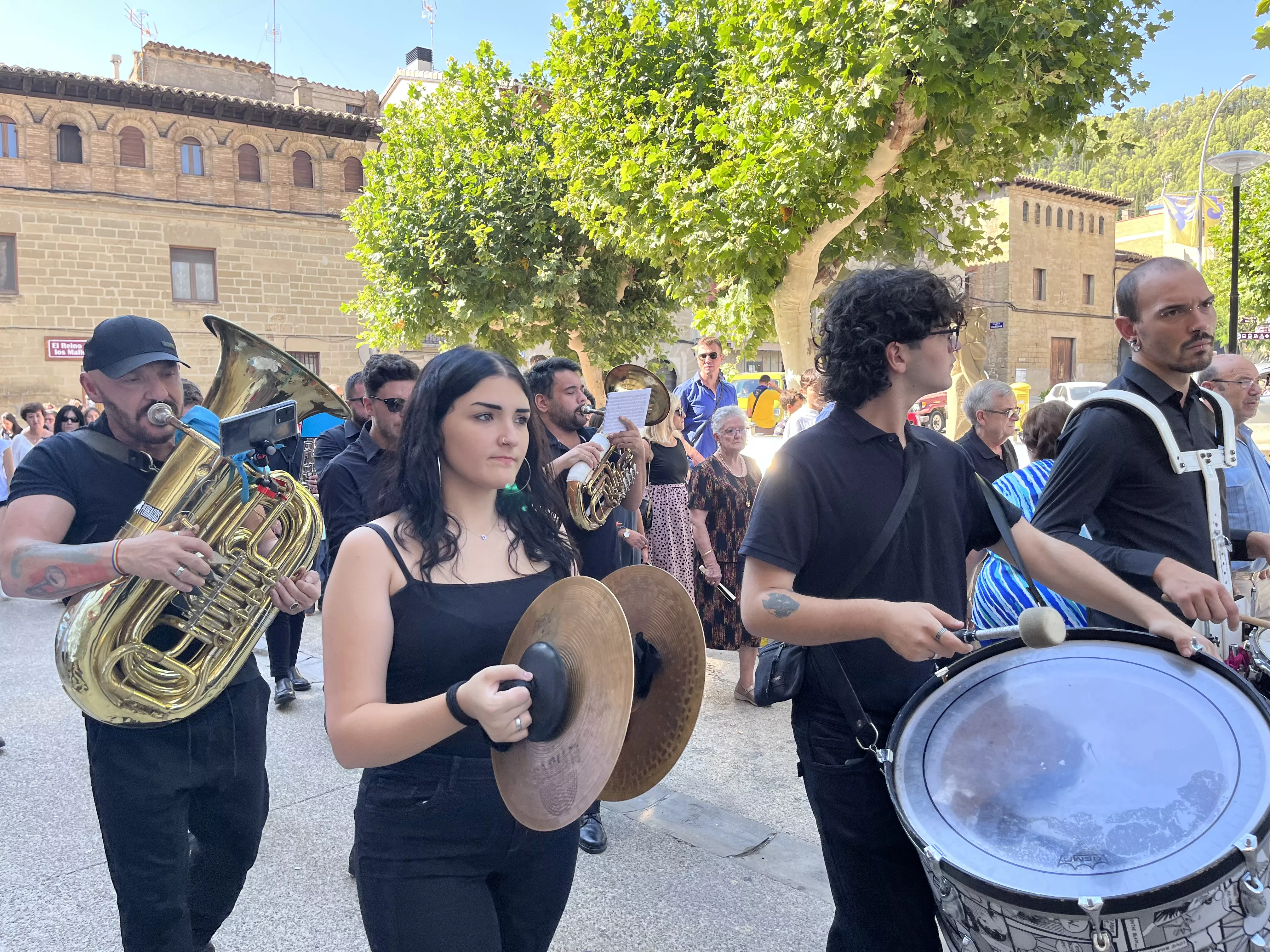 La procesión de Santa Leticia recorre la calles de Ayerbe. Foto Mercedes Manterola
