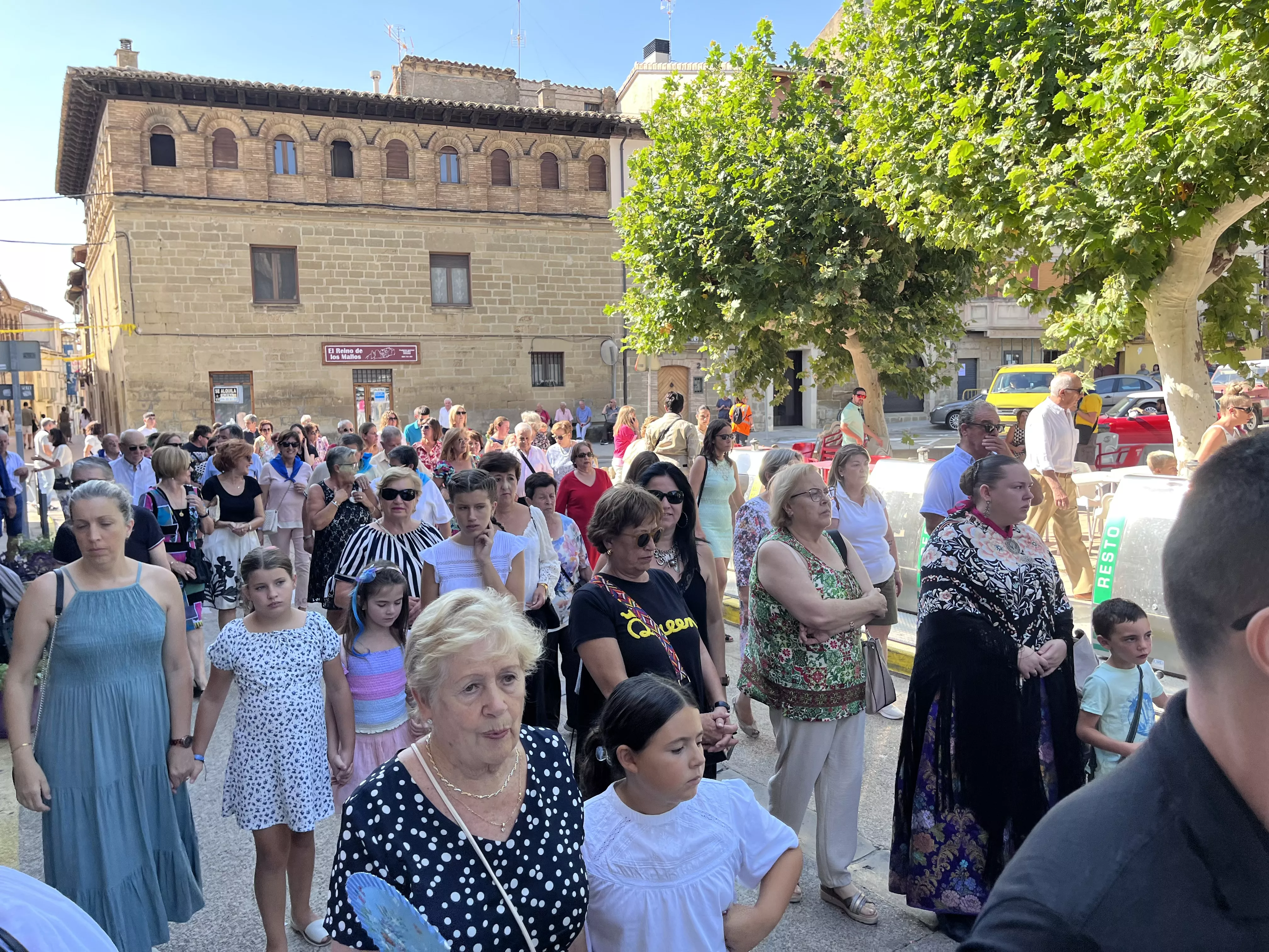 La procesión de Santa Leticia recorre la calles de Ayerbe. Foto Mercedes Manterola