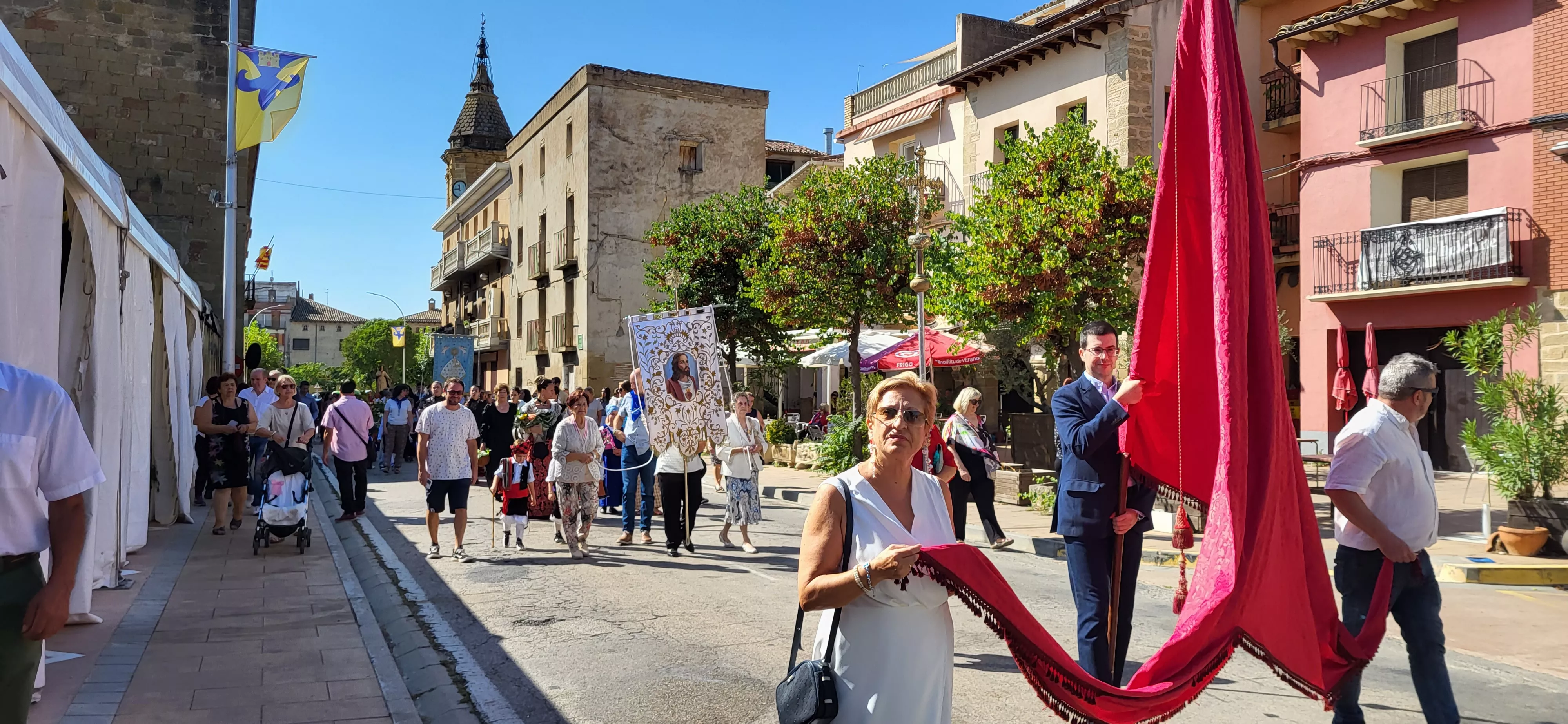 La procesión de Santa Leticia recorre la calles de Ayerbe. Foto Mercedes Manterola