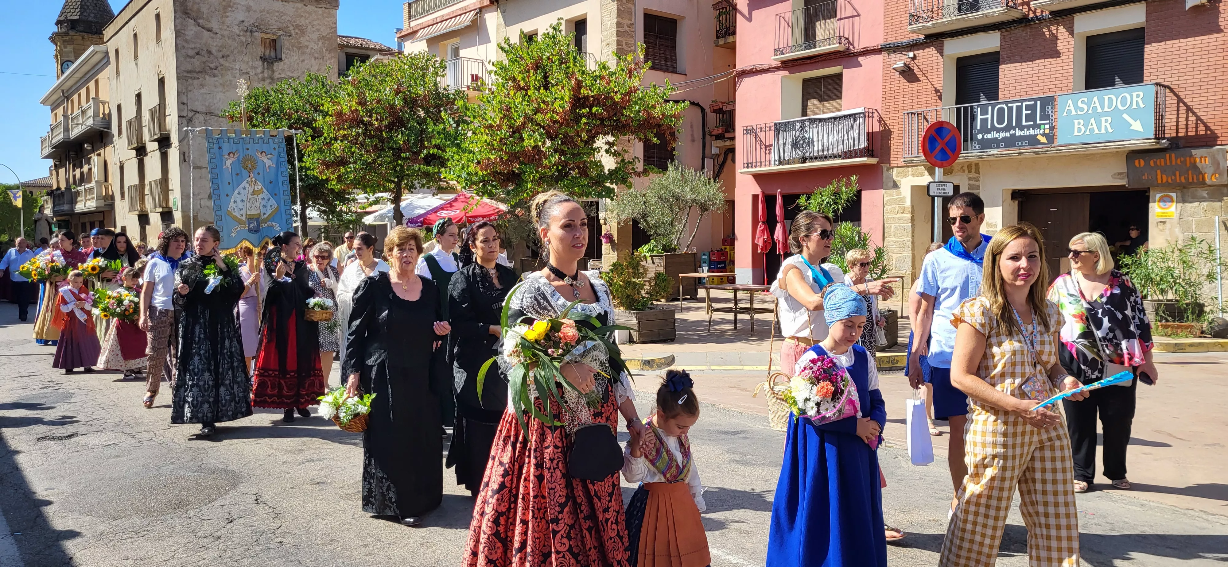 La procesión de Santa Leticia recorre la calles de Ayerbe. Foto Mercedes Manterola