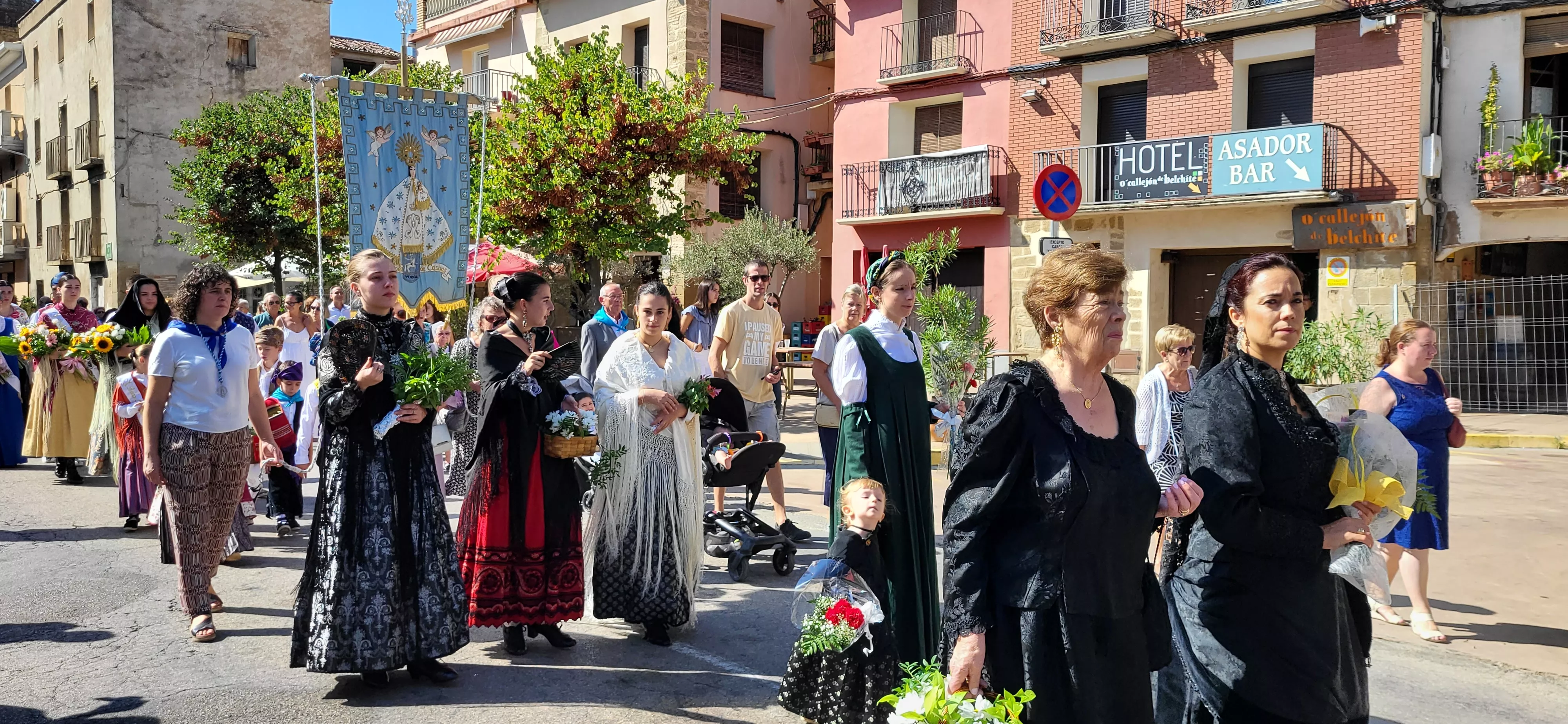 La procesión de Santa Leticia recorre la calles de Ayerbe. Foto Mercedes Manterola