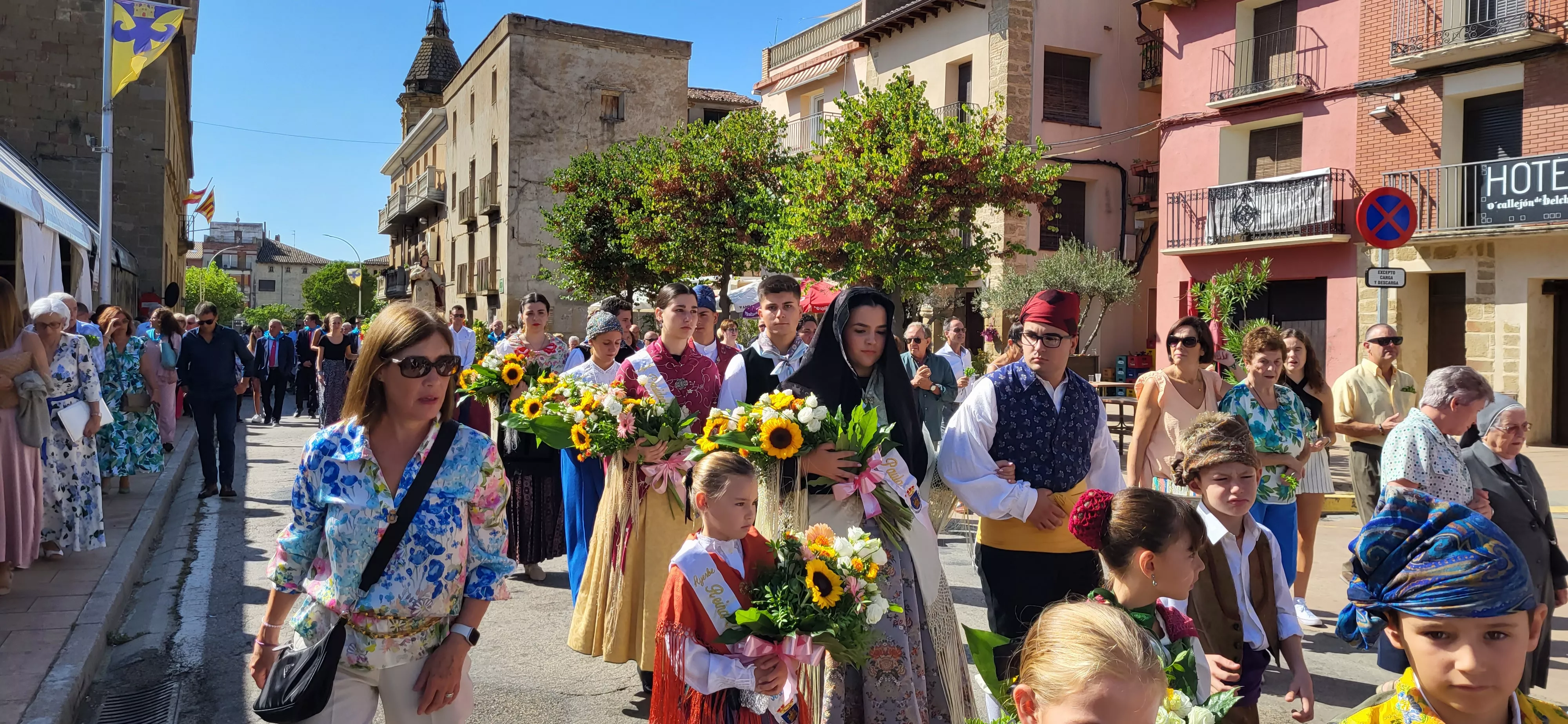 La procesión de Santa Leticia recorre la calles de Ayerbe. Foto Mercedes Manterola