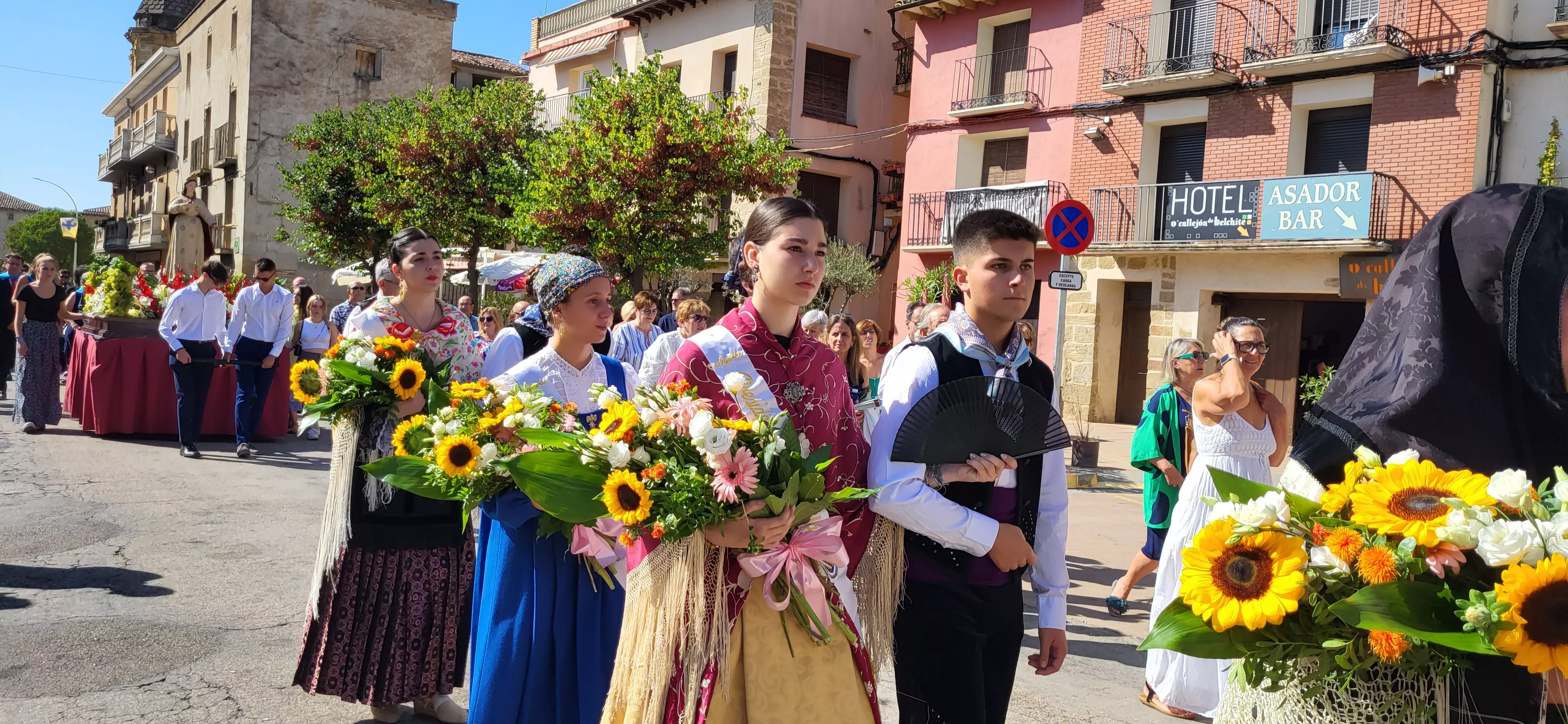 La procesión de Santa Leticia recorre la calles de Ayerbe. Foto Mercedes Manterola
