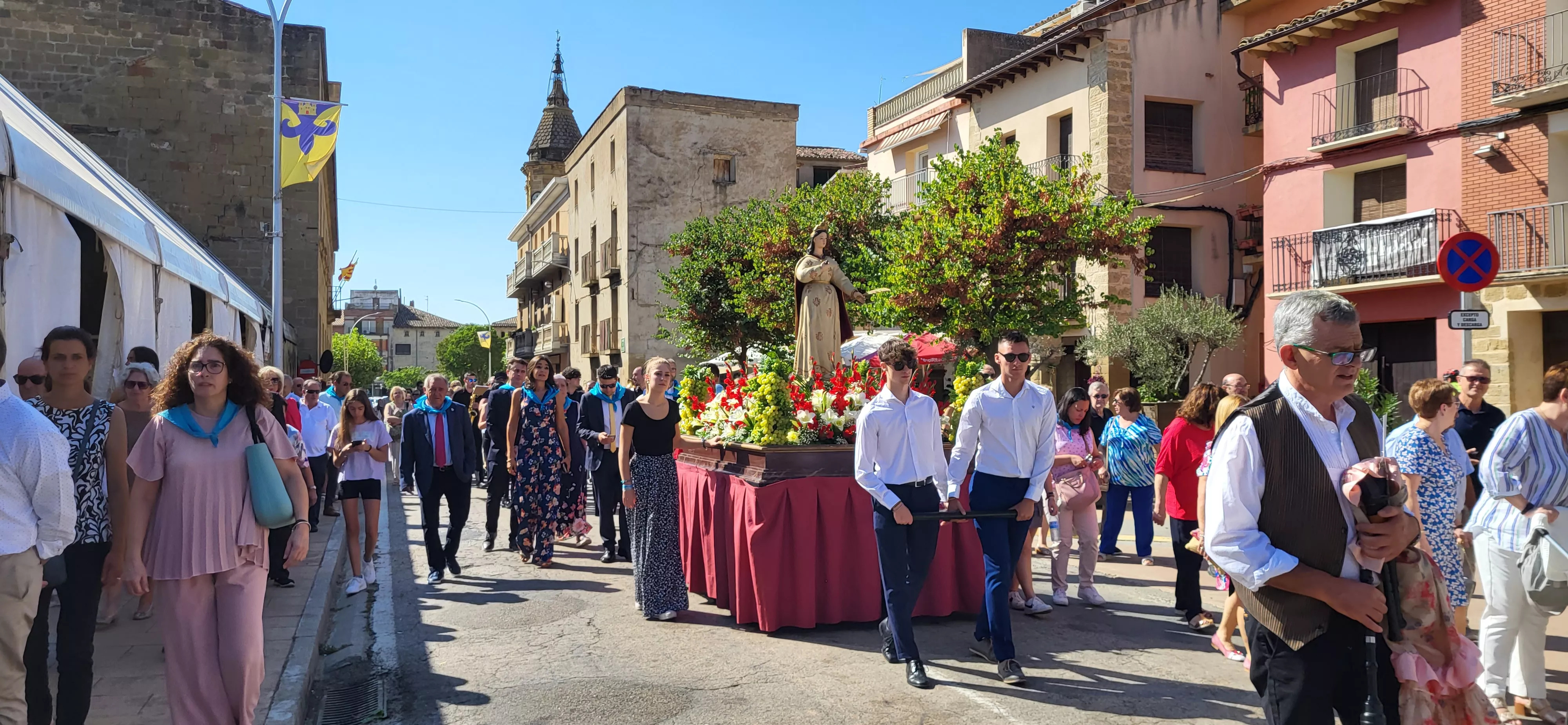 La procesión de Santa Leticia recorre la calles de Ayerbe. Foto Mercedes Manterola