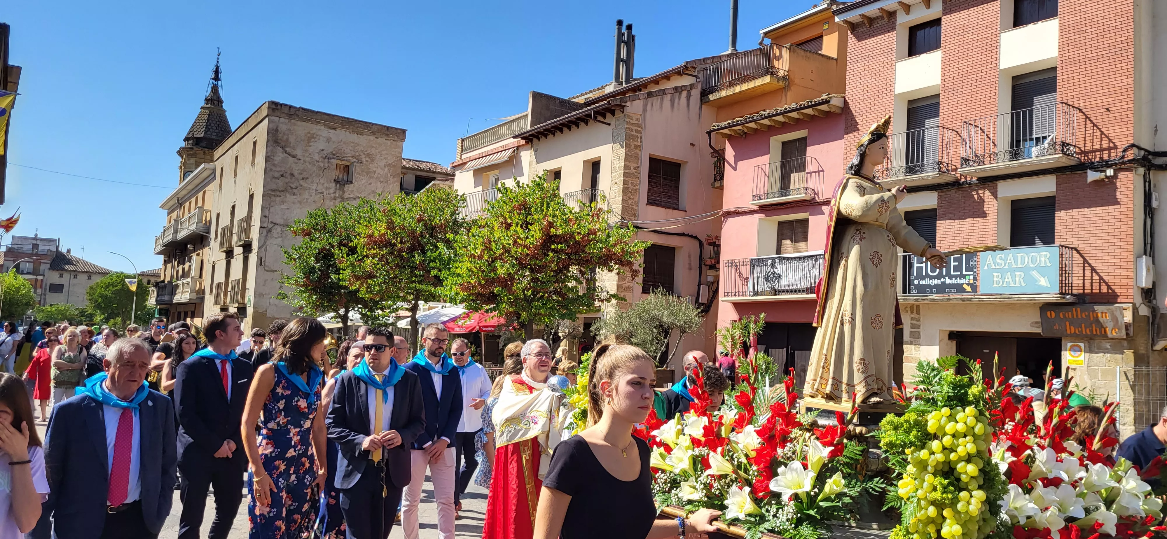 La procesión de Santa Leticia recorre la calles de Ayerbe. Foto Mercedes Manterola