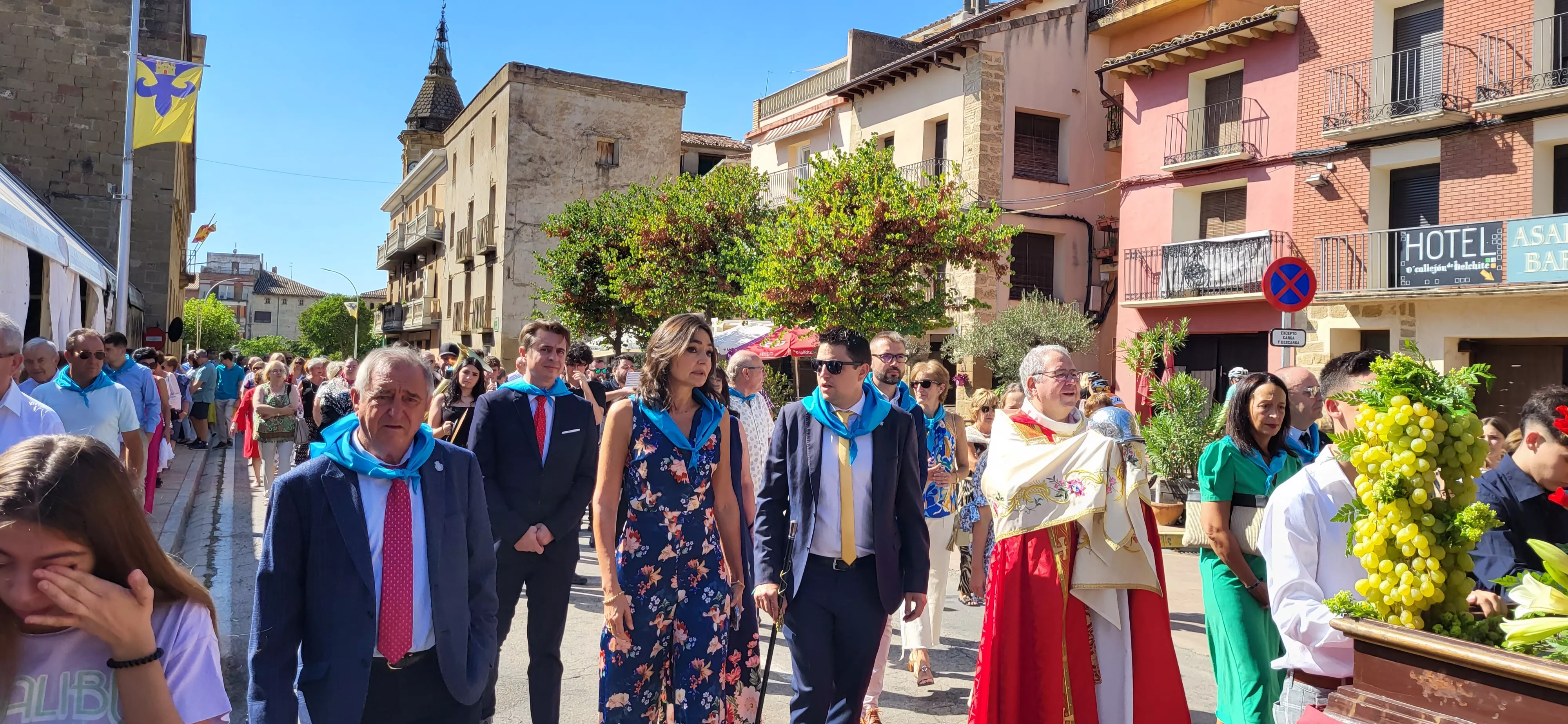 La procesión de Santa Leticia recorre la calles de Ayerbe. Foto Mercedes Manterola