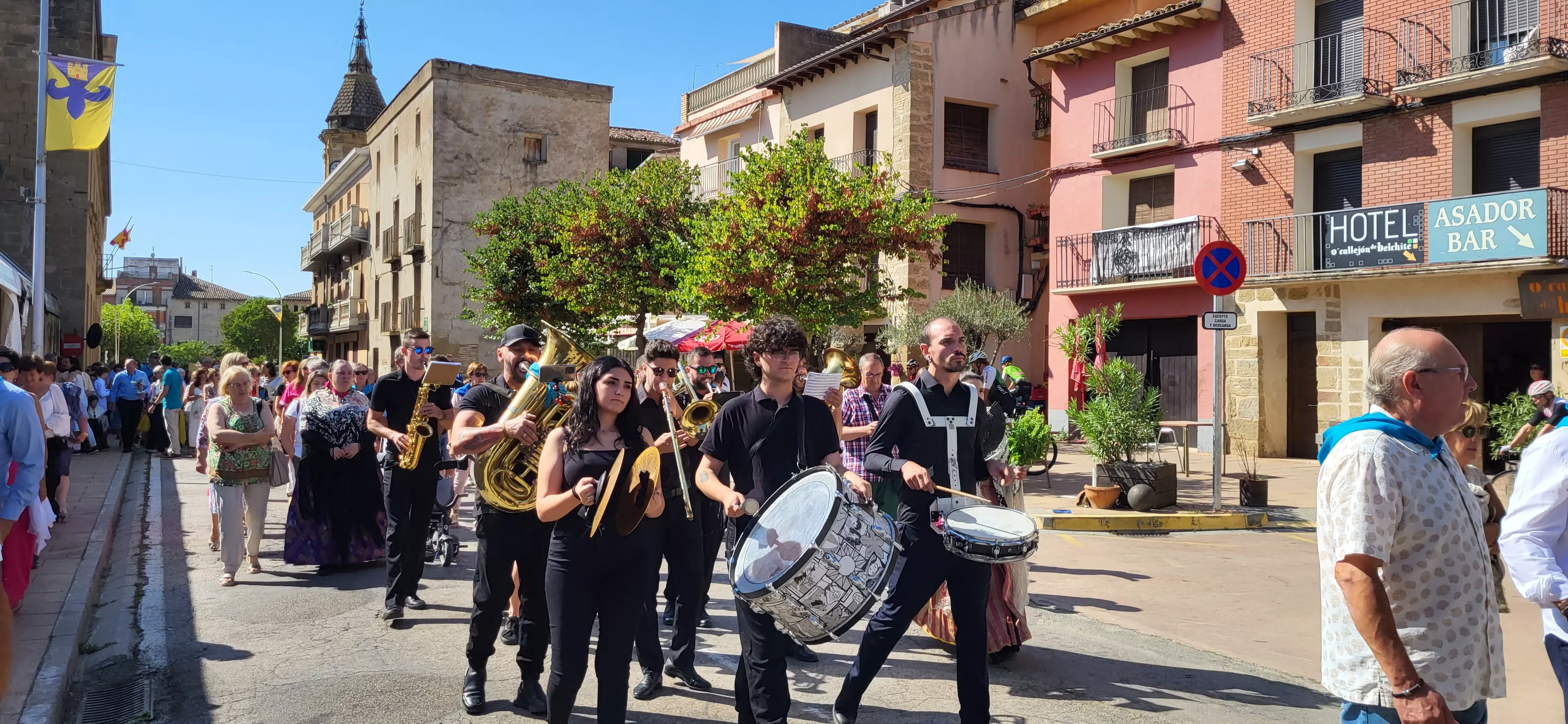 La procesión de Santa Leticia recorre la calles de Ayerbe. Foto Mercedes Manterola