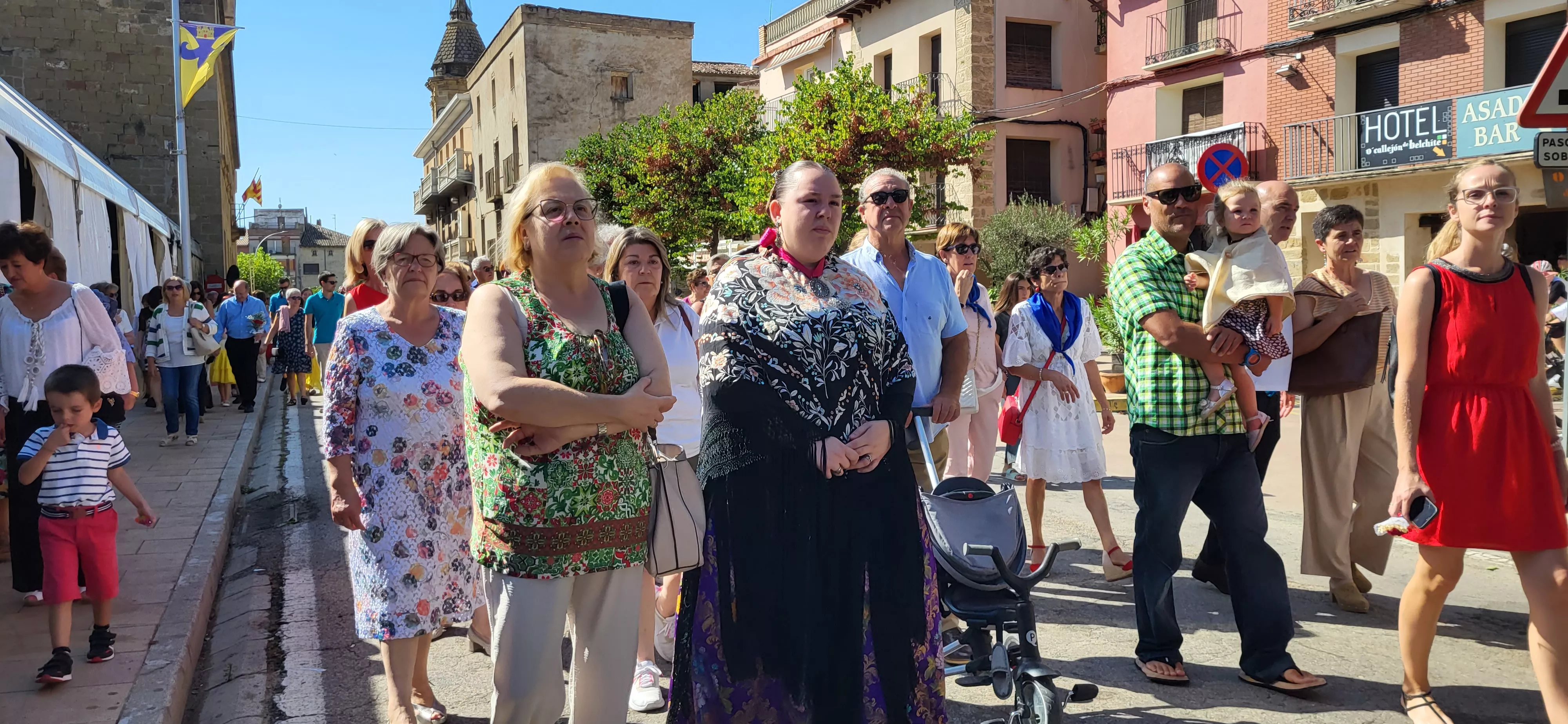 La procesión de Santa Leticia recorre la calles de Ayerbe. Foto Mercedes Manterola
