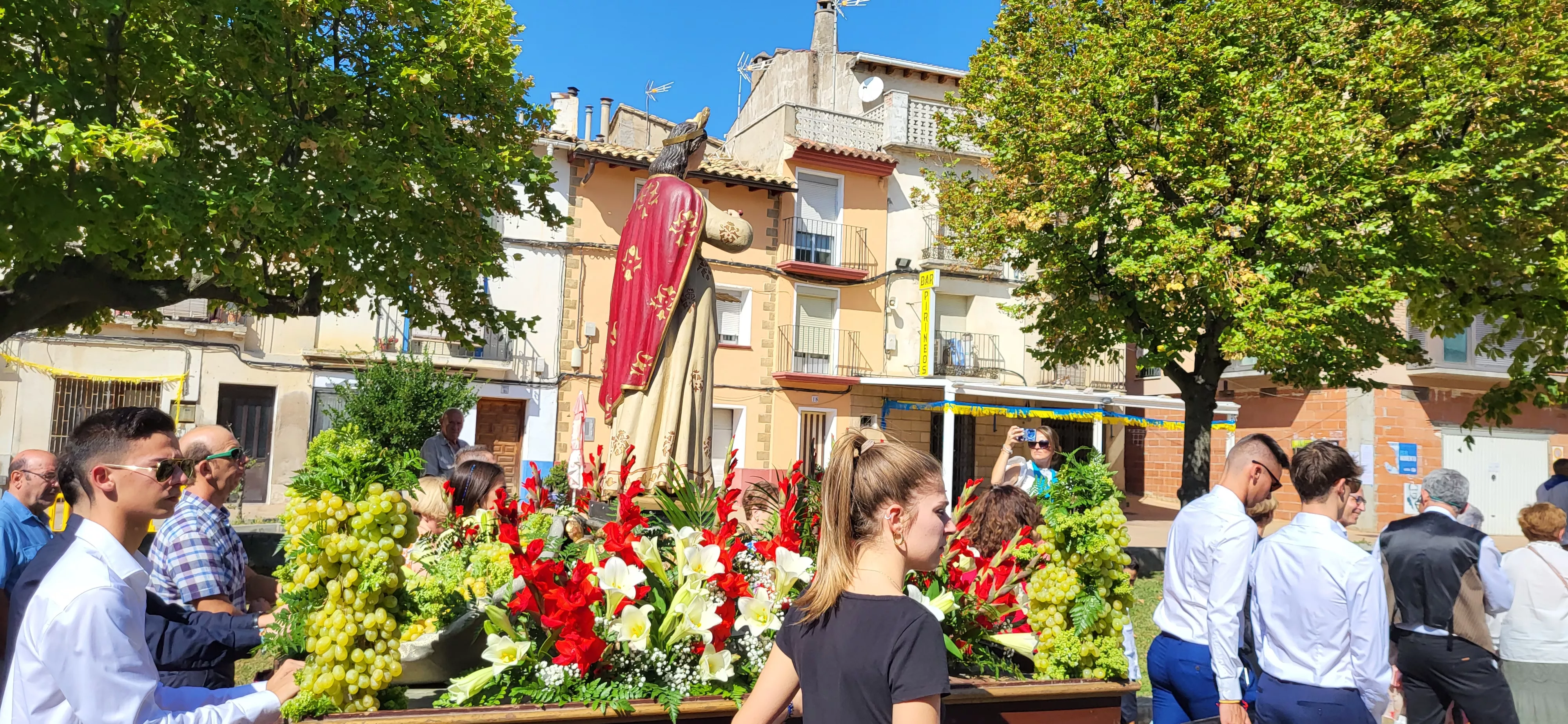 La procesión de Santa Leticia recorre la calles de Ayerbe. Foto Mercedes Manterola