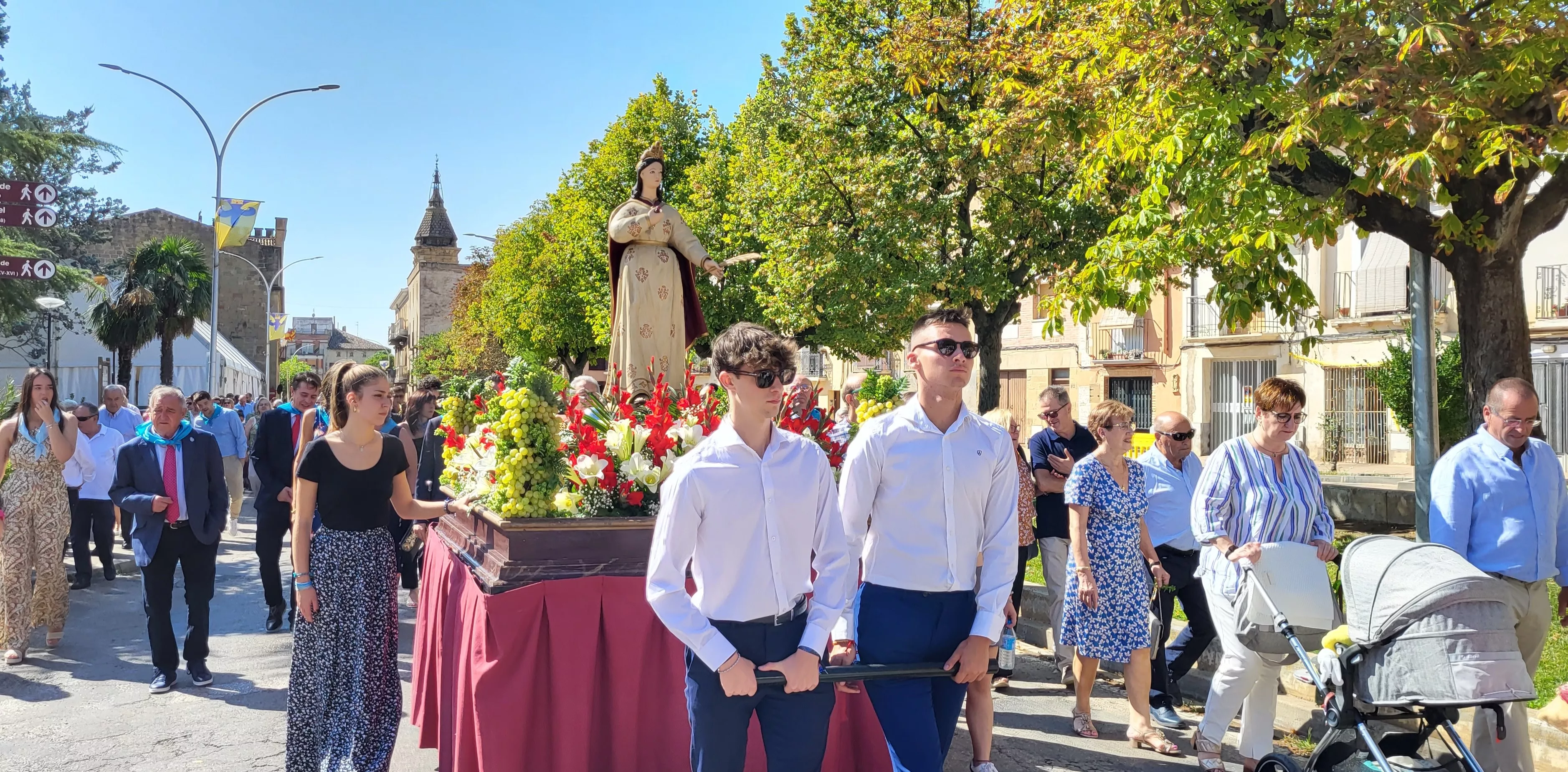 La procesión de Santa Leticia recorre la calles de Ayerbe. Foto Mercedes Manterola