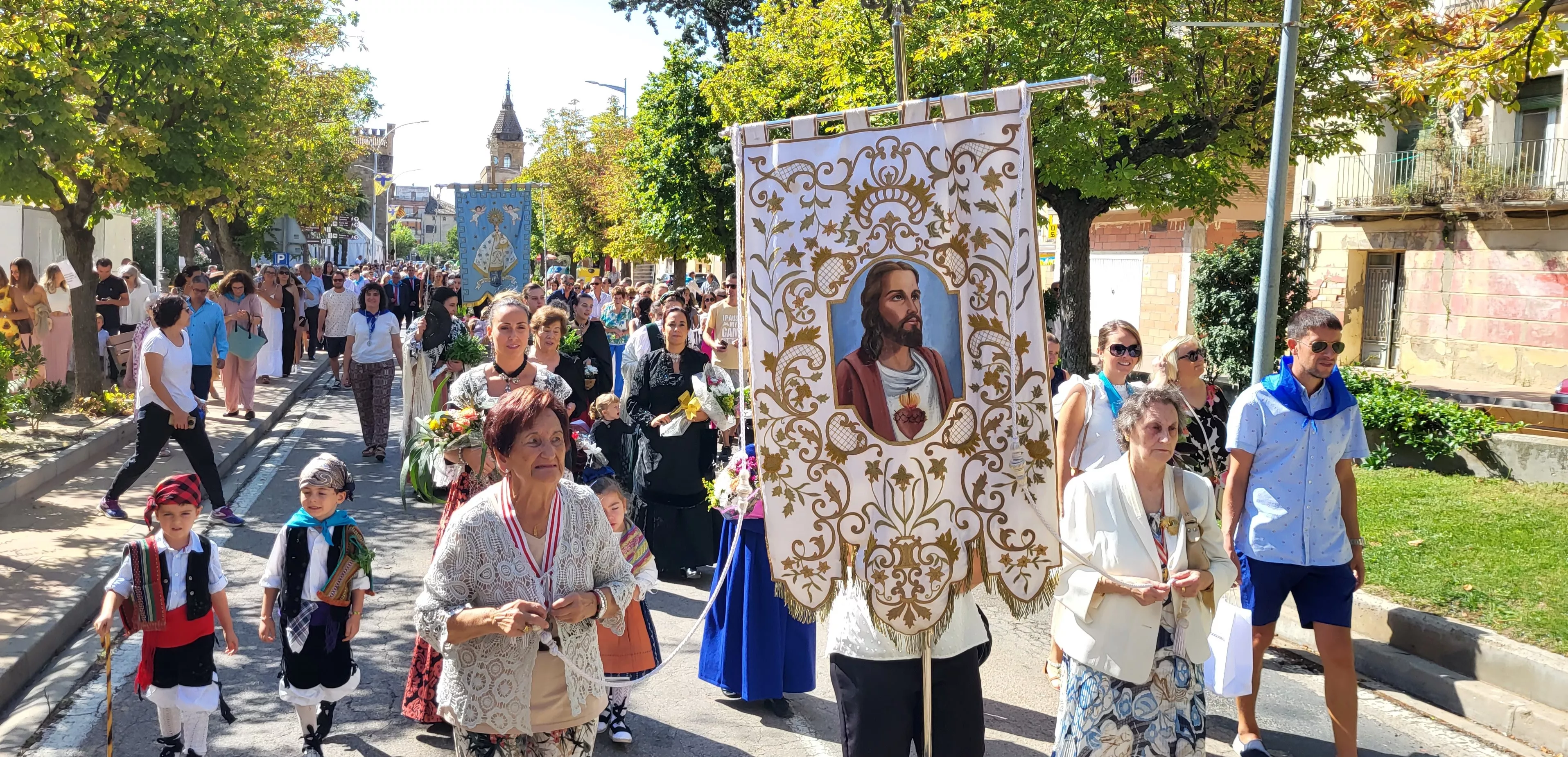 La procesión de Santa Leticia recorre la calles de Ayerbe. Foto Mercedes Manterola