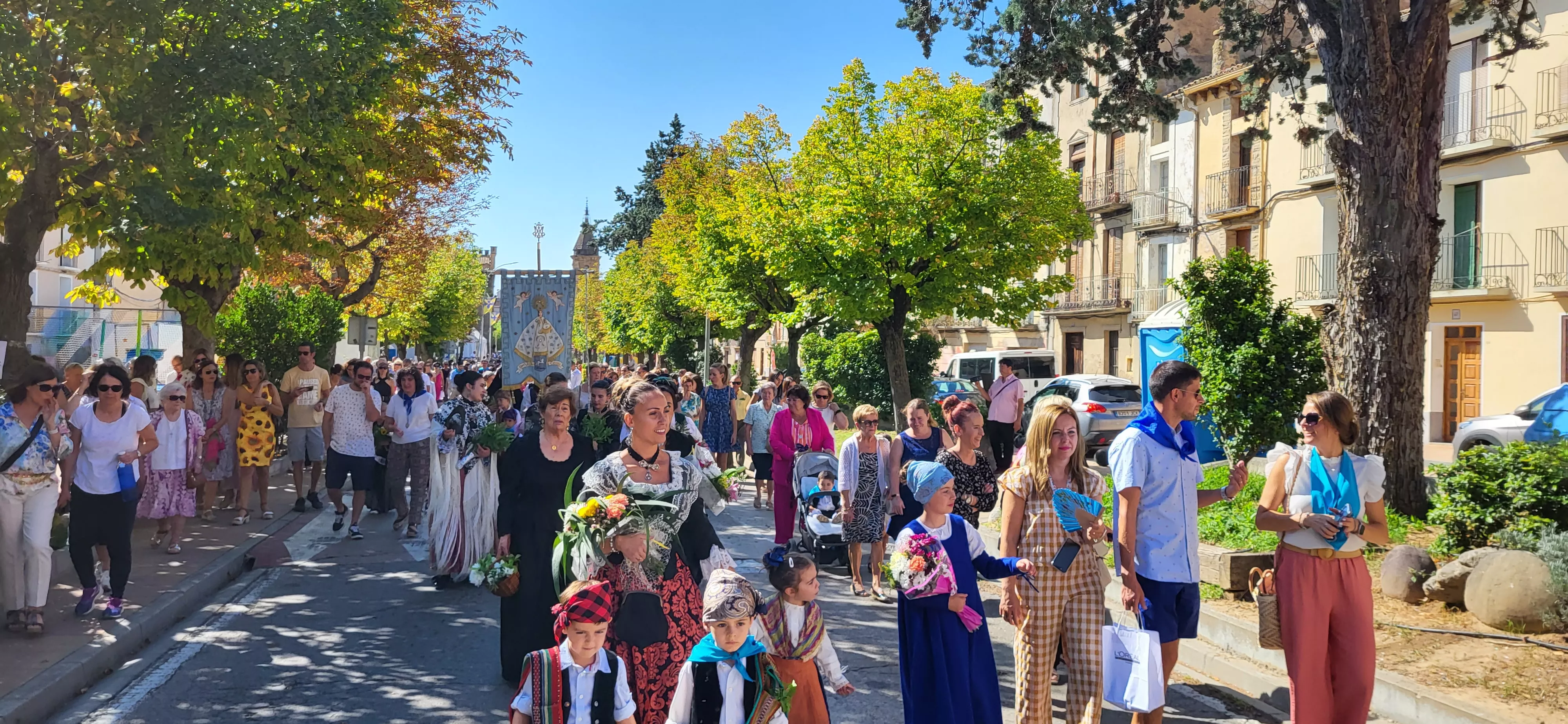 La procesión de Santa Leticia recorre la calles de Ayerbe. Foto Mercedes Manterola