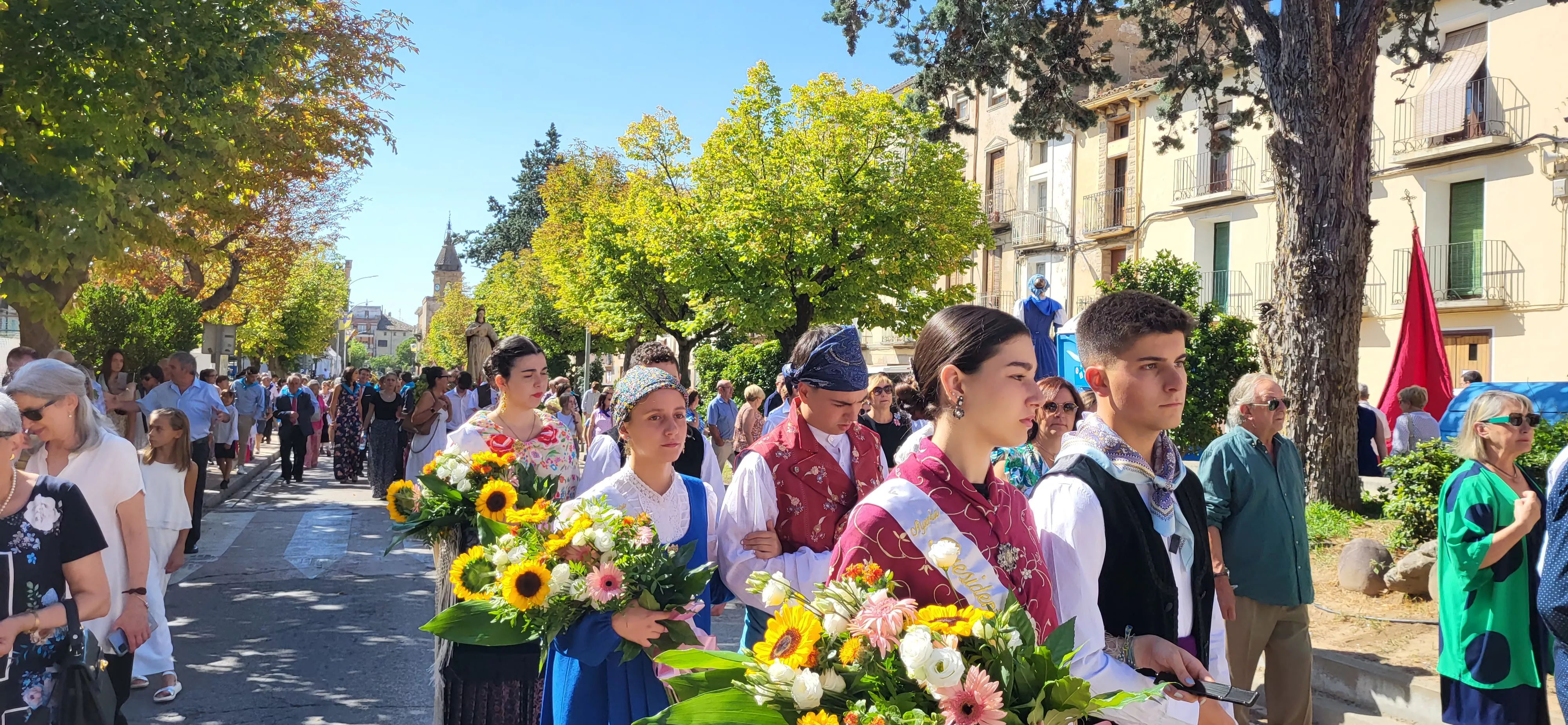 La procesión de Santa Leticia recorre la calles de Ayerbe. Foto Mercedes Manterola