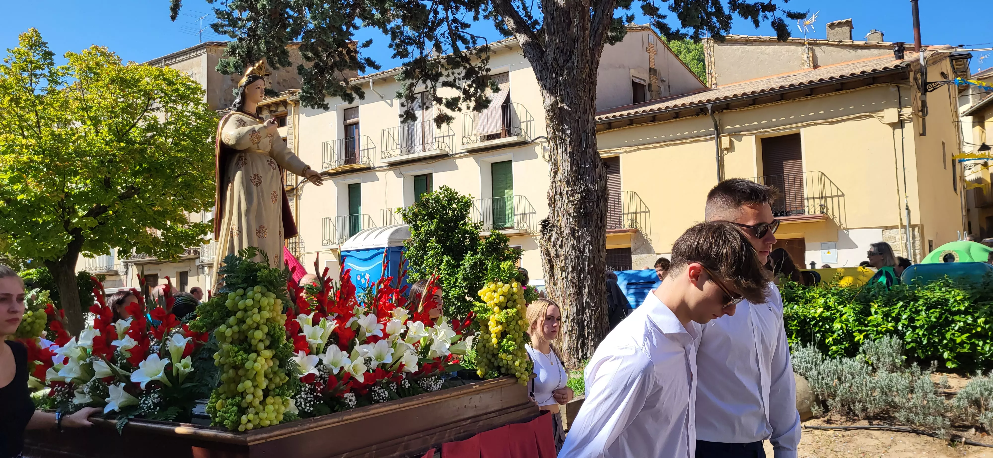La procesión de Santa Leticia recorre la calles de Ayerbe. Foto Mercedes Manterola