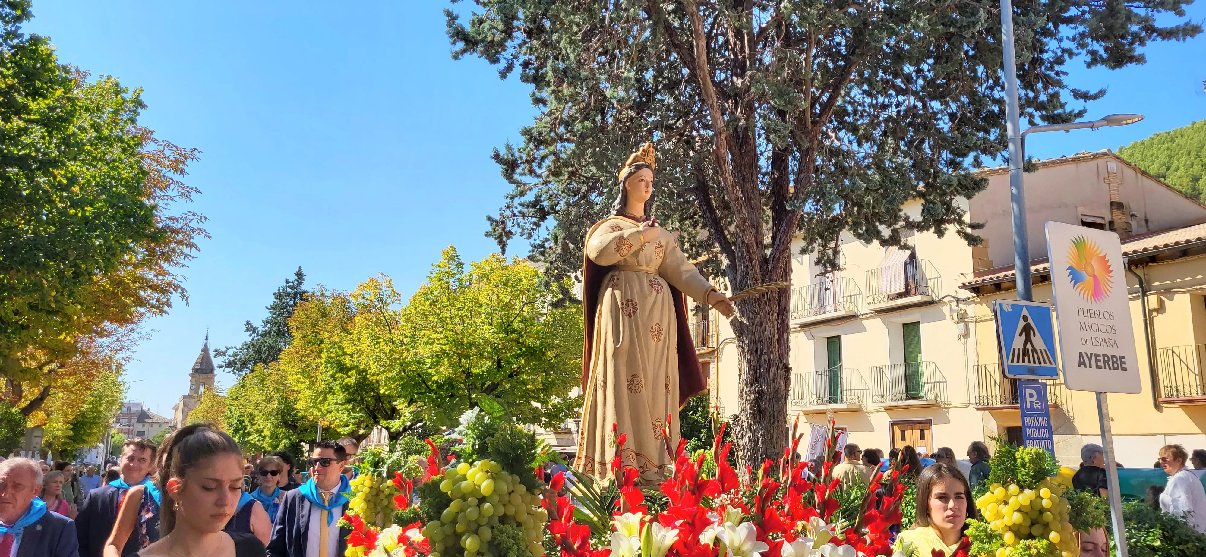 La procesión de Santa Leticia recorre la calles de Ayerbe. Foto Mercedes Manterola
