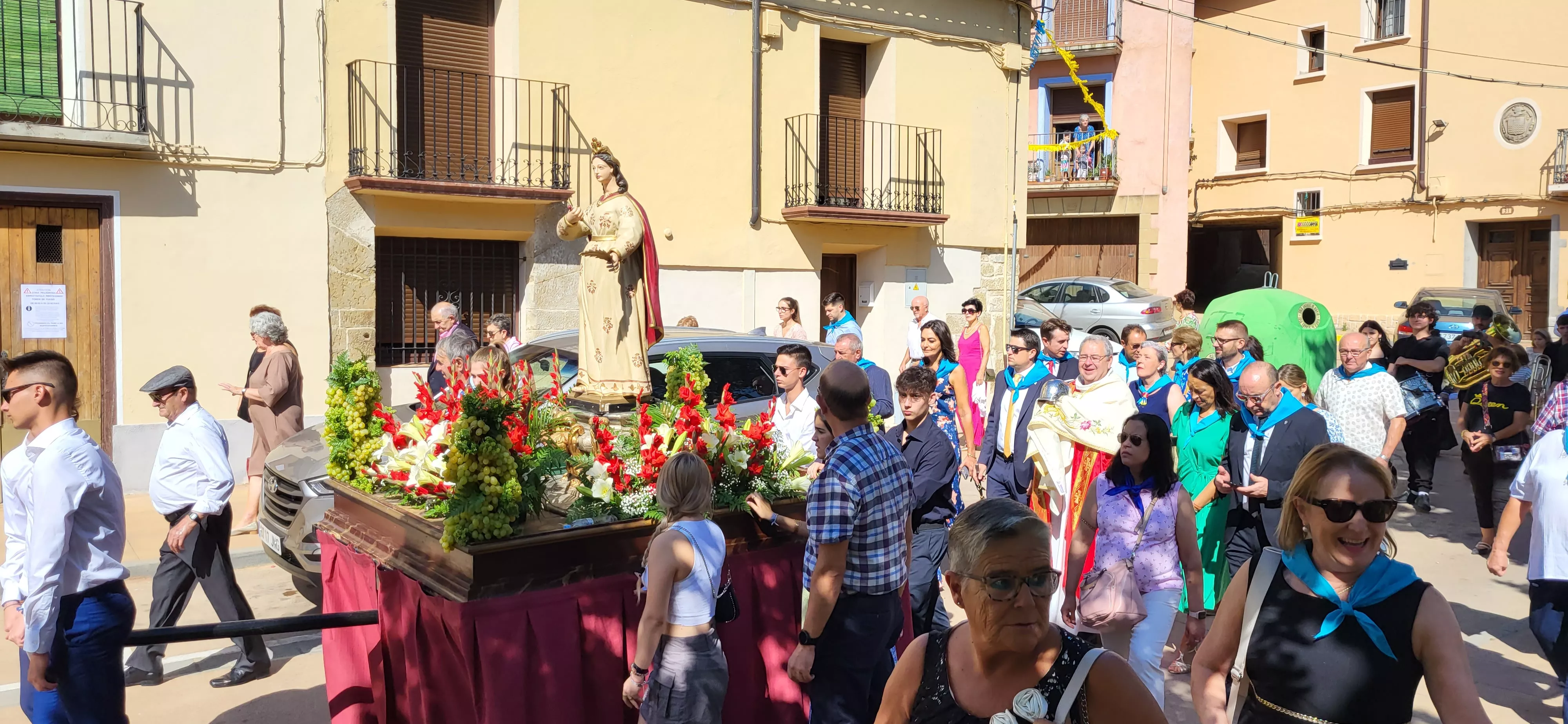 La procesión de Santa Leticia recorre la calles de Ayerbe. Foto Mercedes Manterola