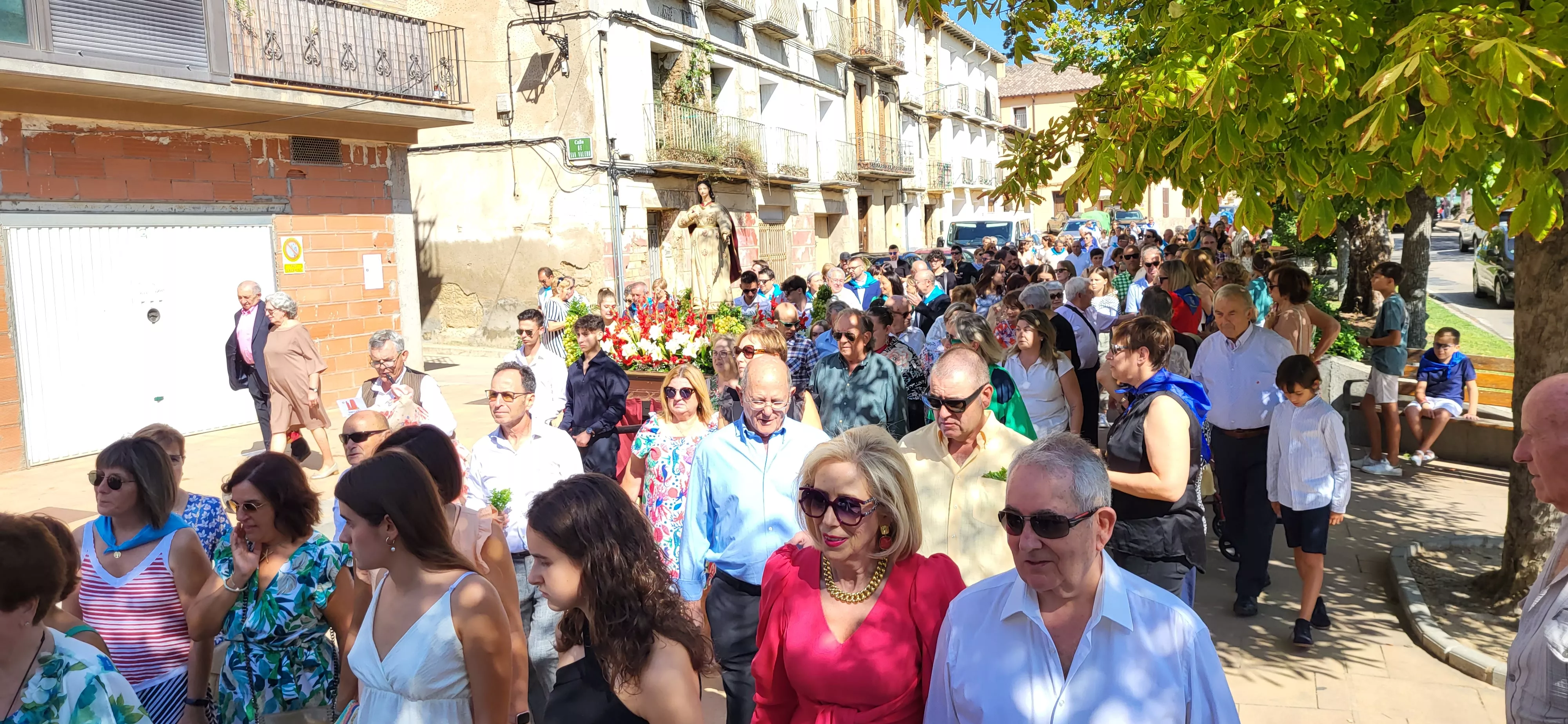 La procesión de Santa Leticia recorre la calles de Ayerbe. Foto Mercedes Manterola
