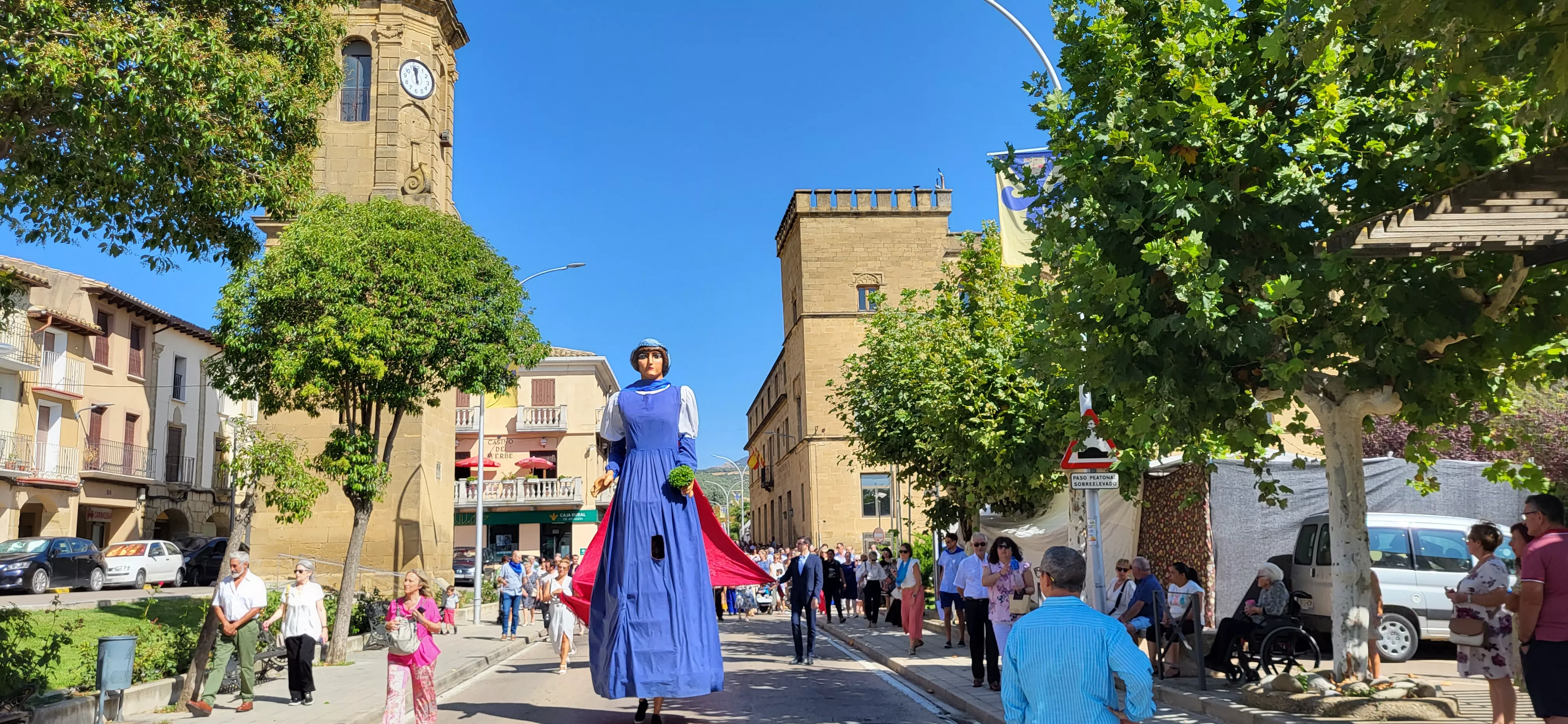La procesión de Santa Leticia recorre la calles de Ayerbe. Foto Mercedes Manterola