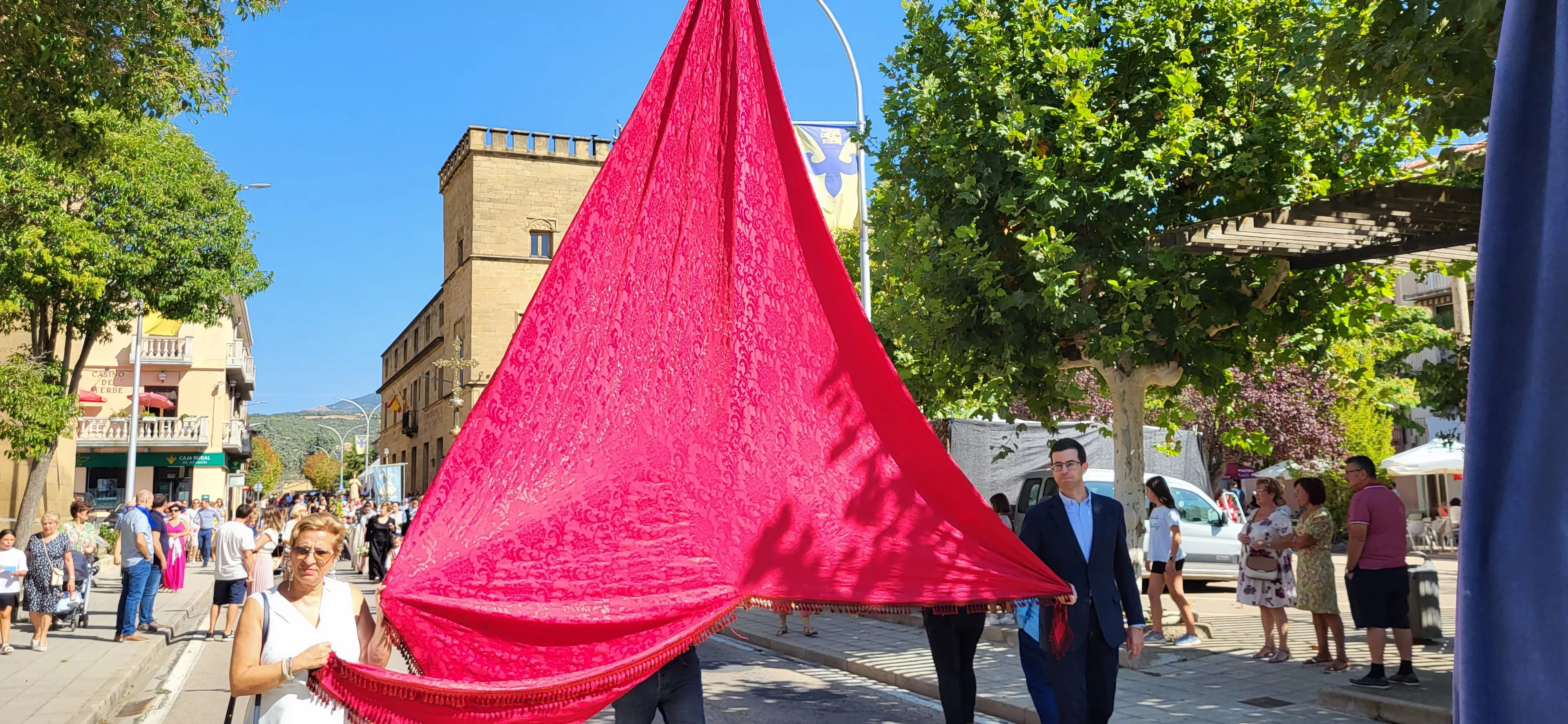 La procesión de Santa Leticia recorre la calles de Ayerbe. Foto Mercedes Manterola