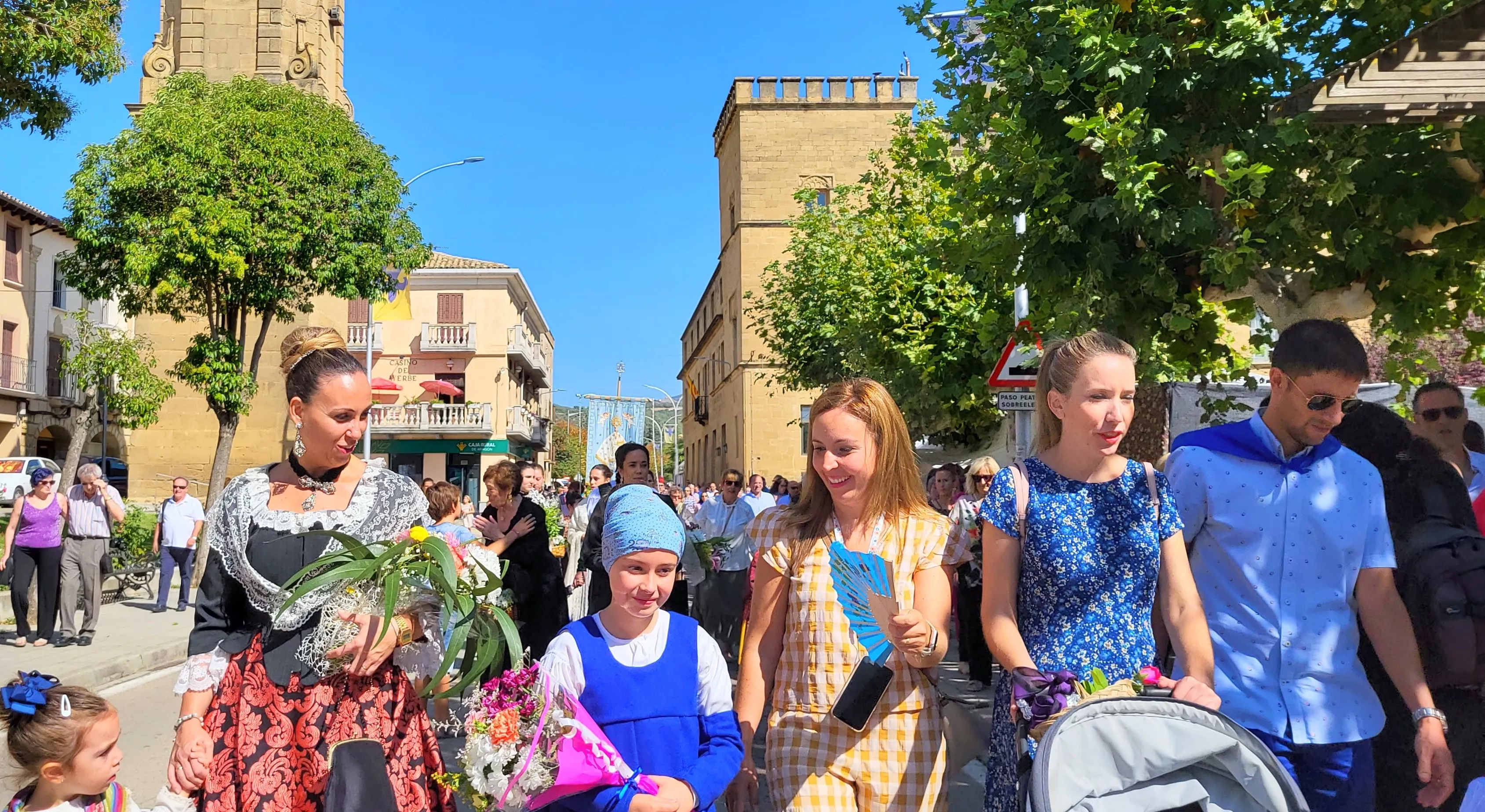 La procesión de Santa Leticia recorre la calles de Ayerbe. Foto Mercedes Manterola