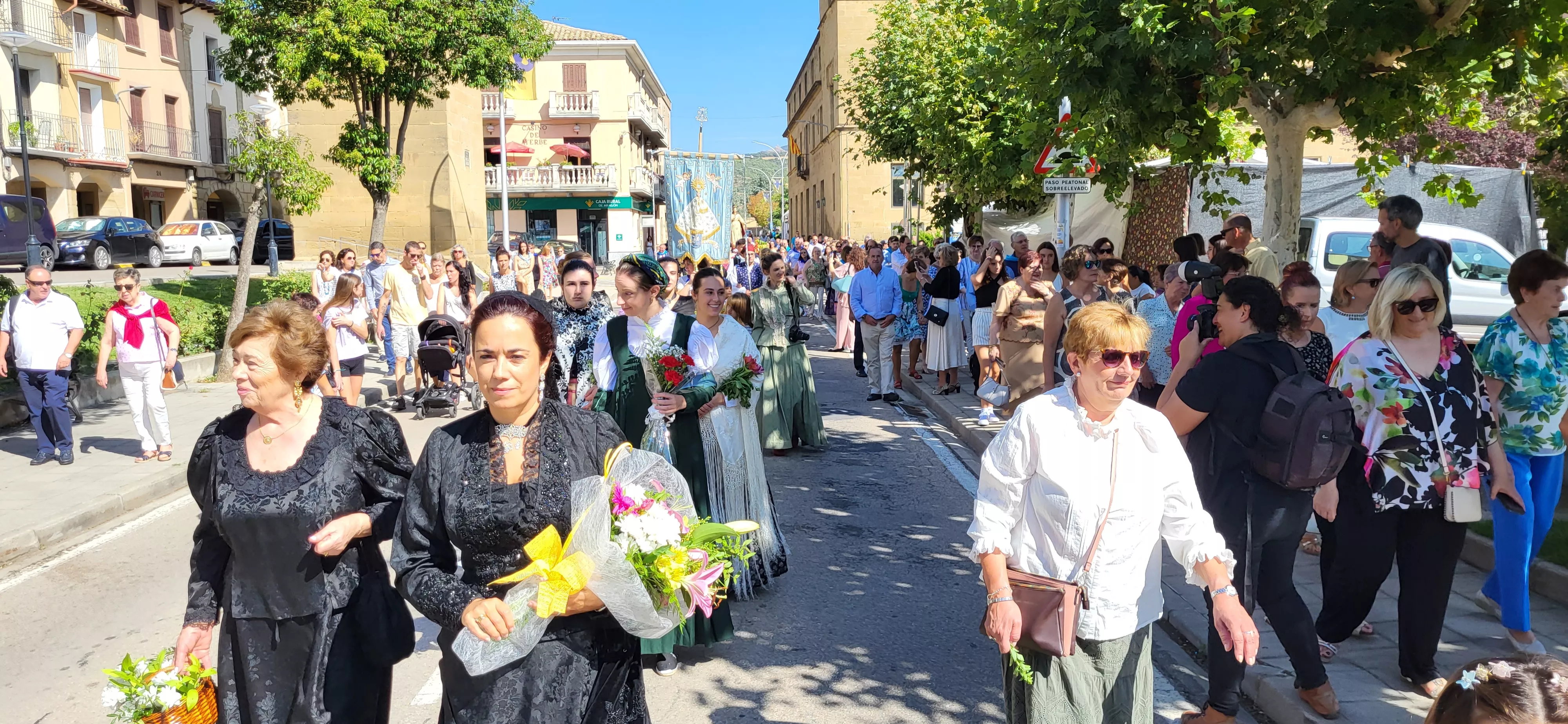 La procesión de Santa Leticia recorre la calles de Ayerbe. Foto Mercedes Manterola