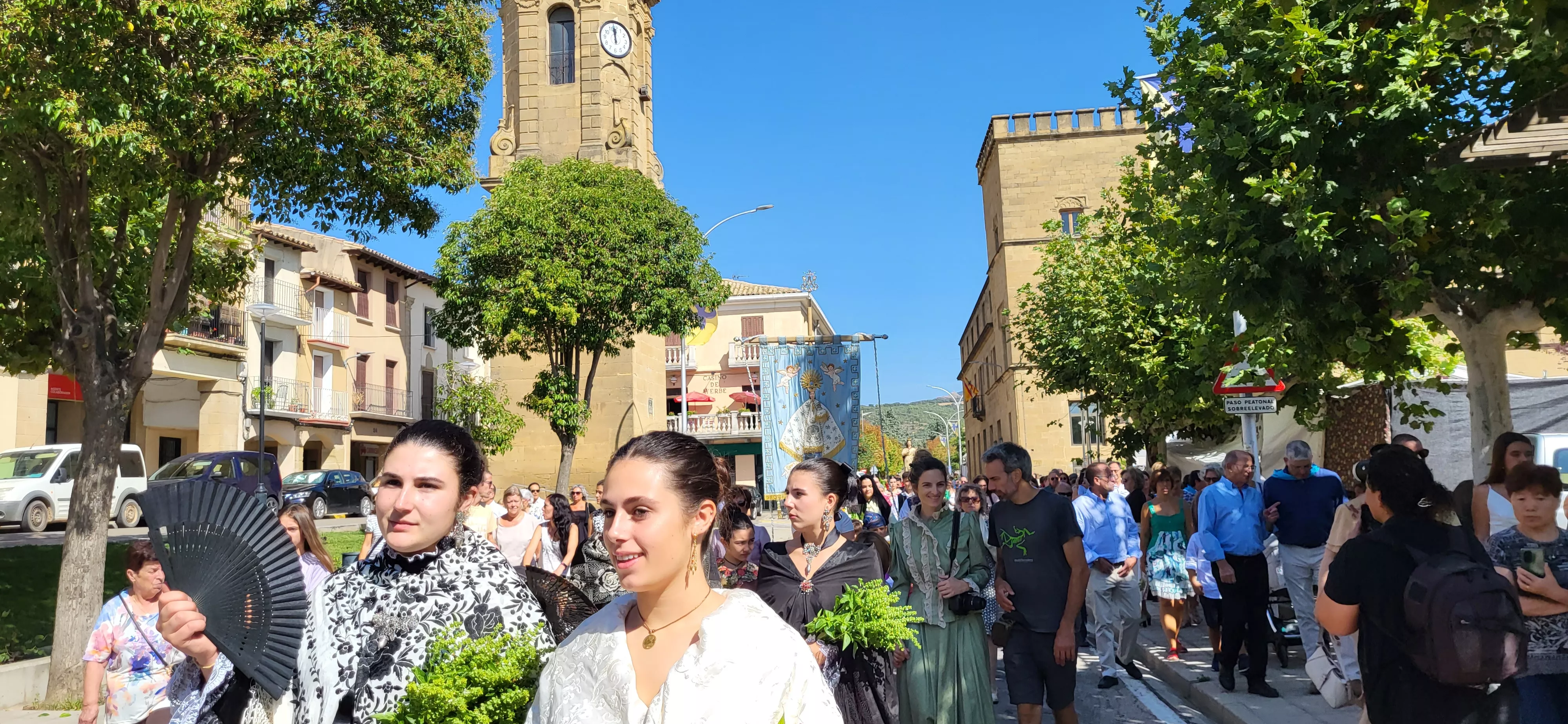 La procesión de Santa Leticia recorre la calles de Ayerbe. Foto Mercedes Manterola