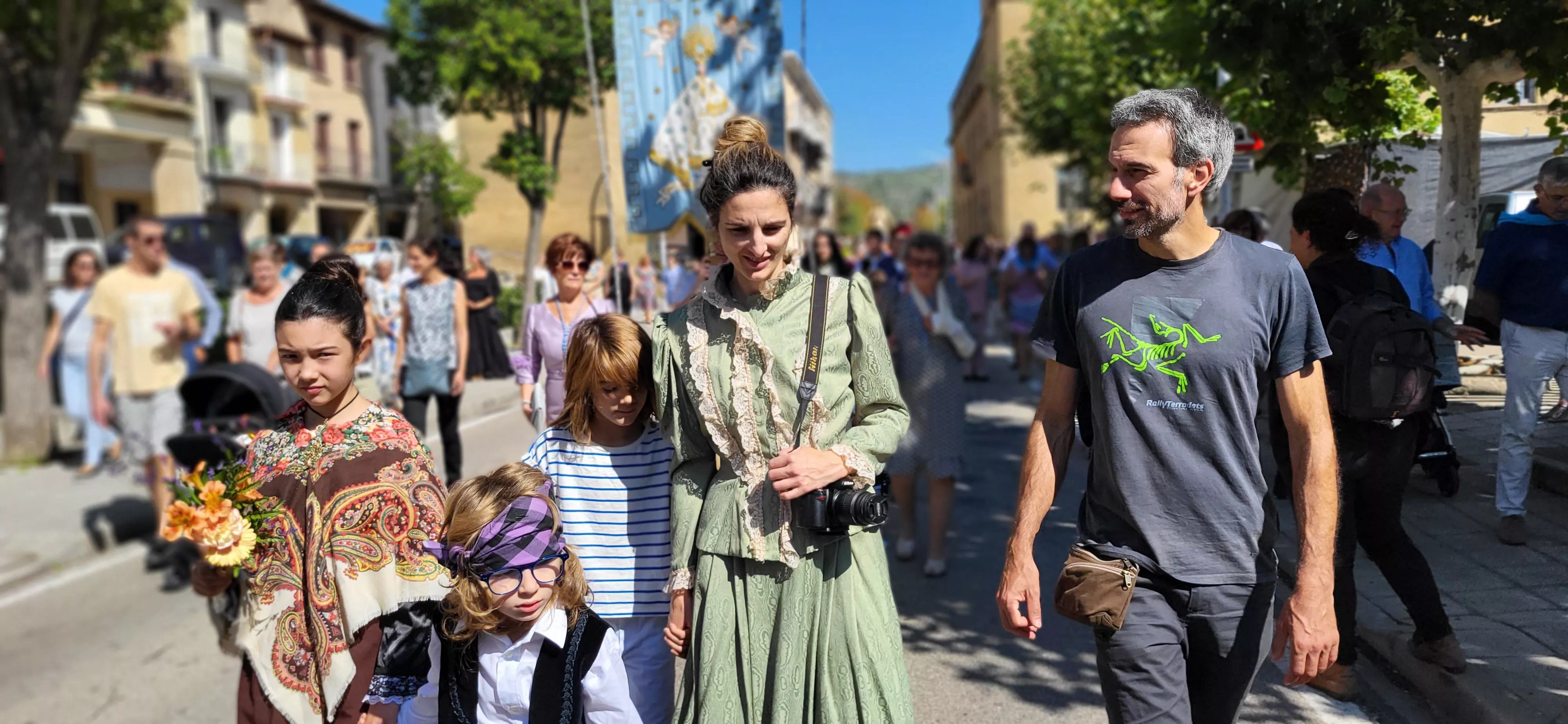 La procesión de Santa Leticia recorre la calles de Ayerbe. Foto Mercedes Manterola