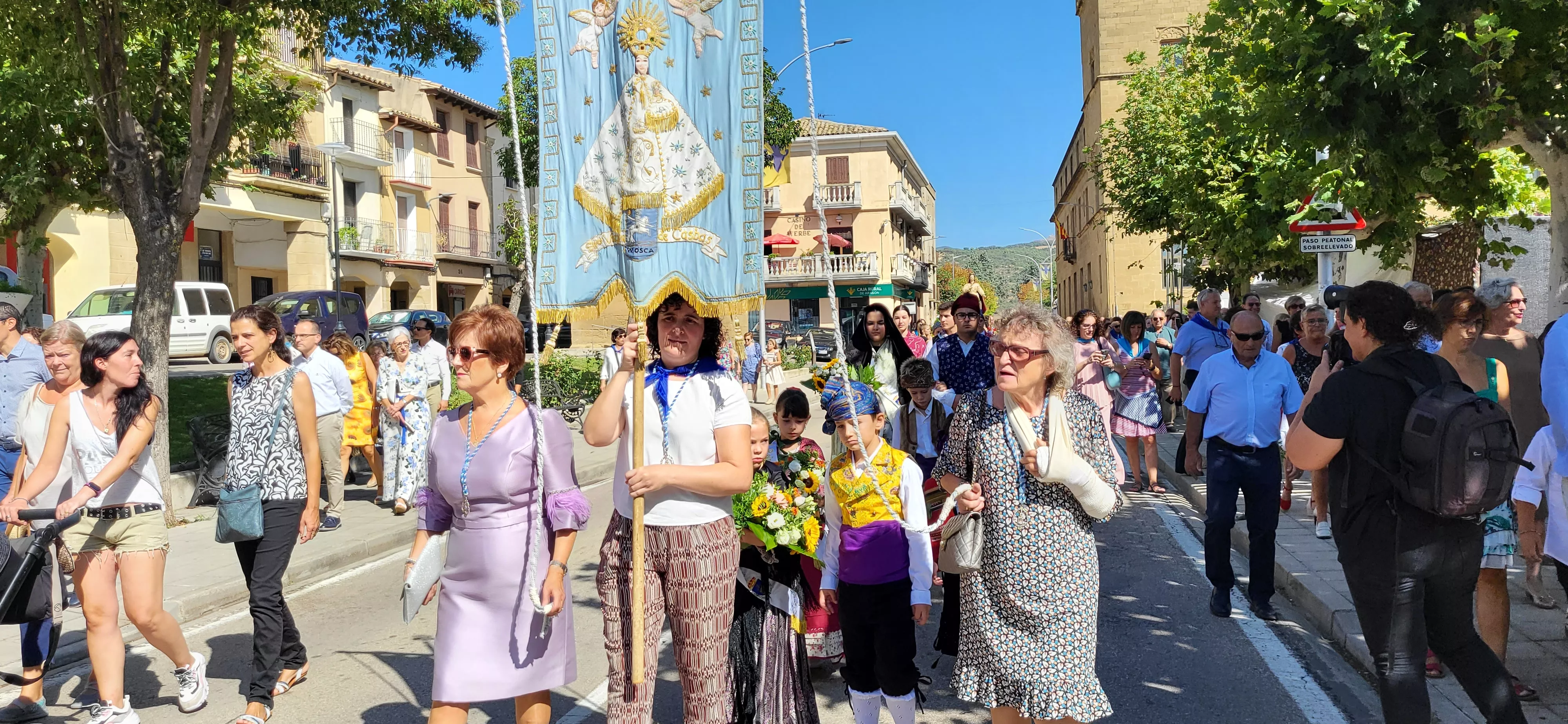 La procesión de Santa Leticia recorre la calles de Ayerbe. Foto Mercedes Manterola
