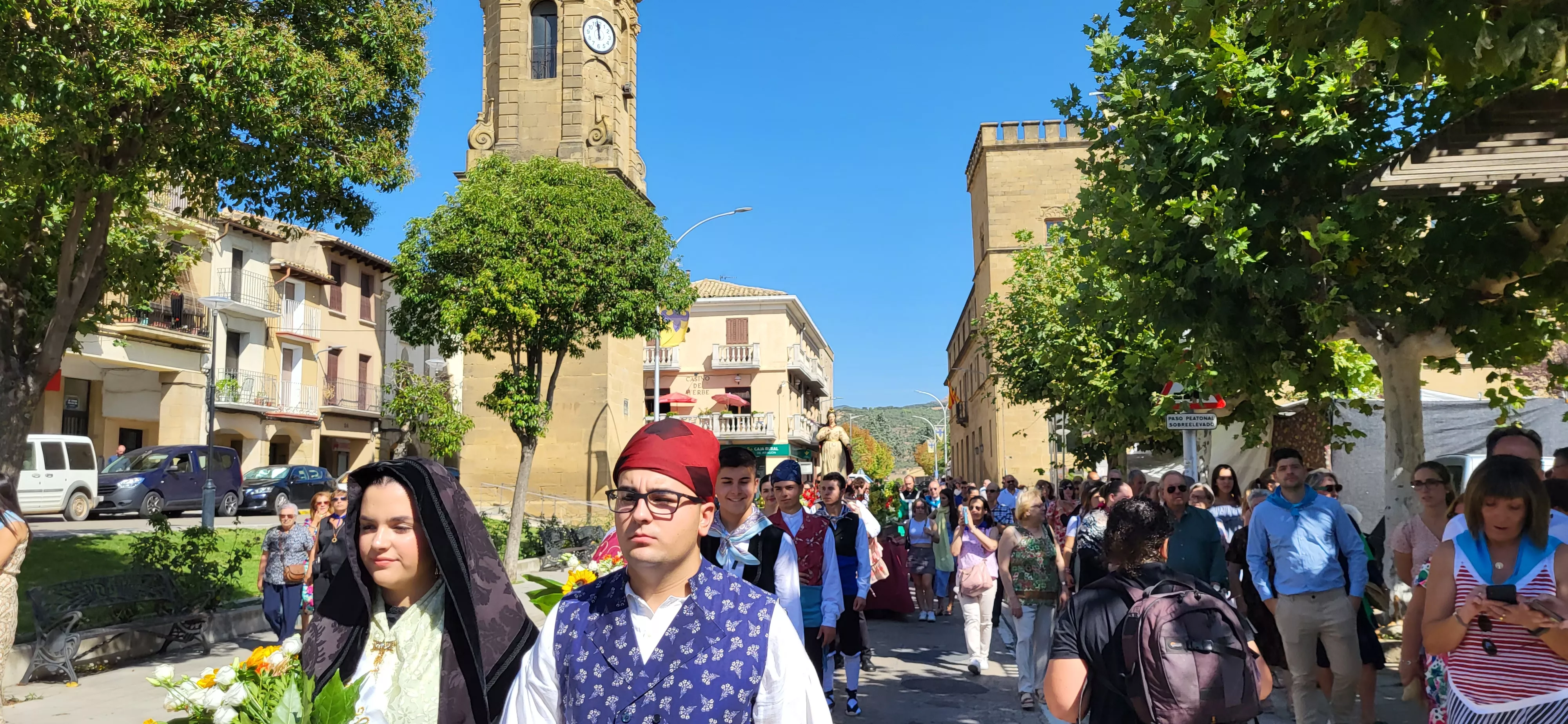 La procesión de Santa Leticia recorre la calles de Ayerbe. Foto Mercedes Manterola
