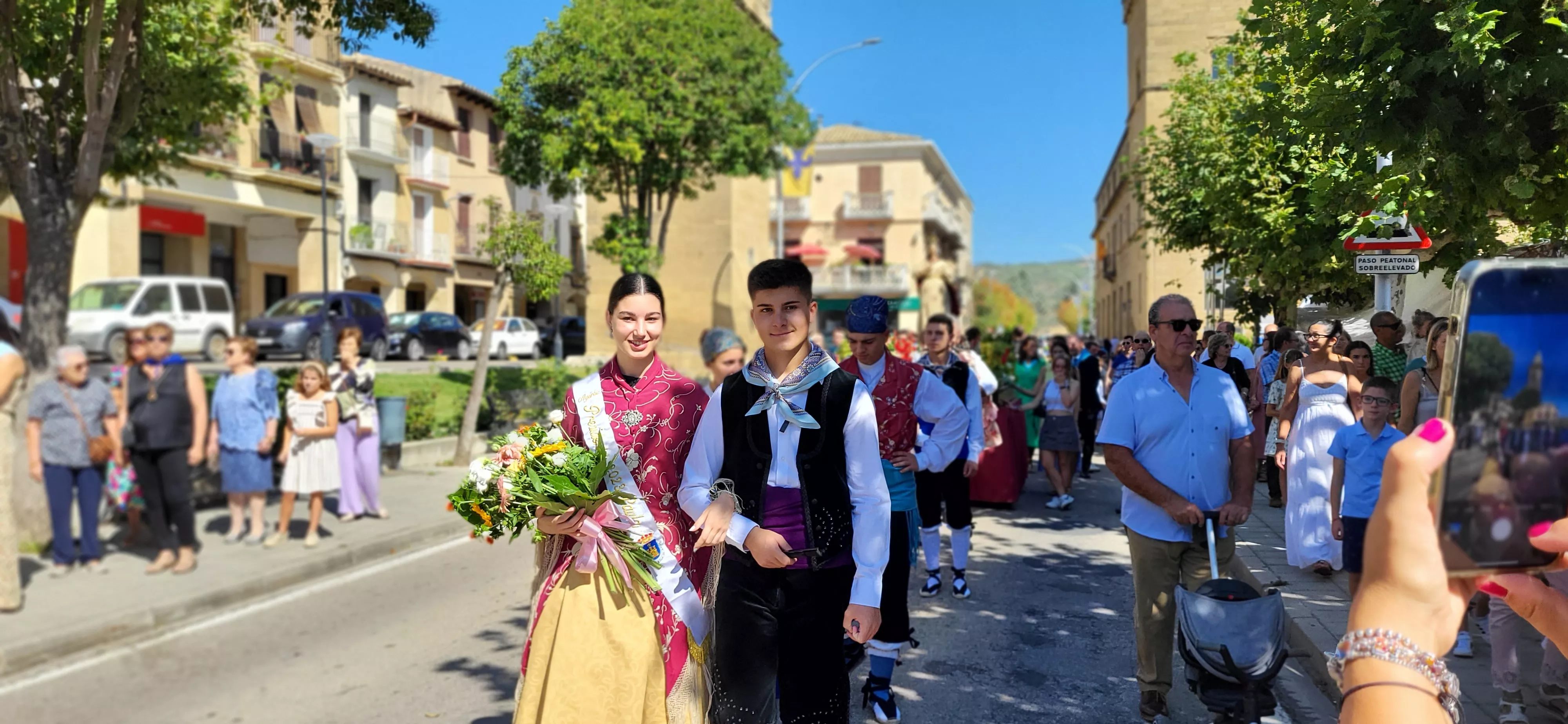 La procesión de Santa Leticia recorre la calles de Ayerbe. Foto Mercedes Manterola
