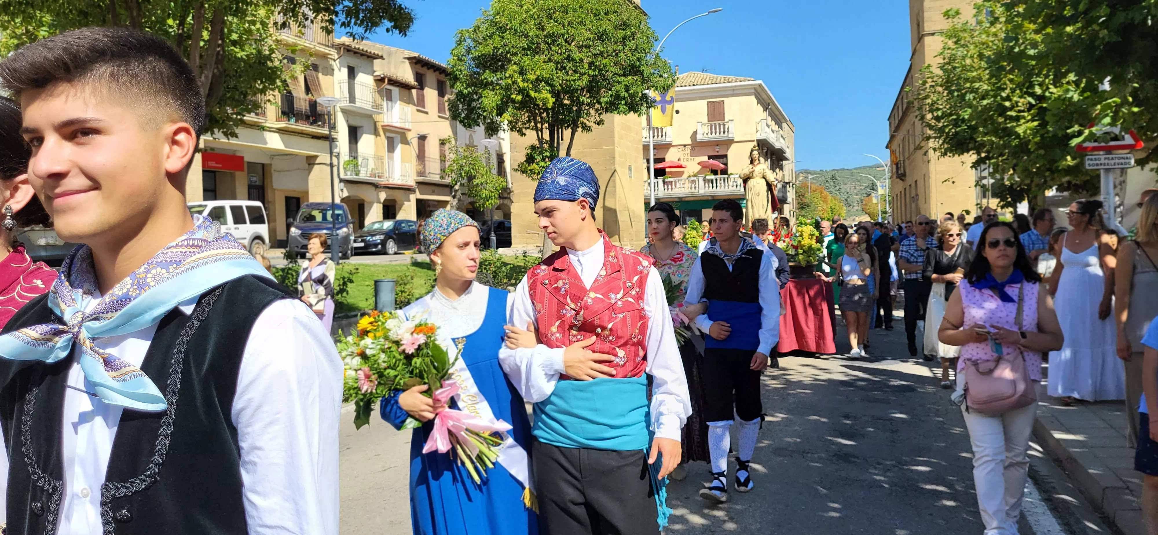 La procesión de Santa Leticia recorre la calles de Ayerbe. Foto Mercedes Manterola