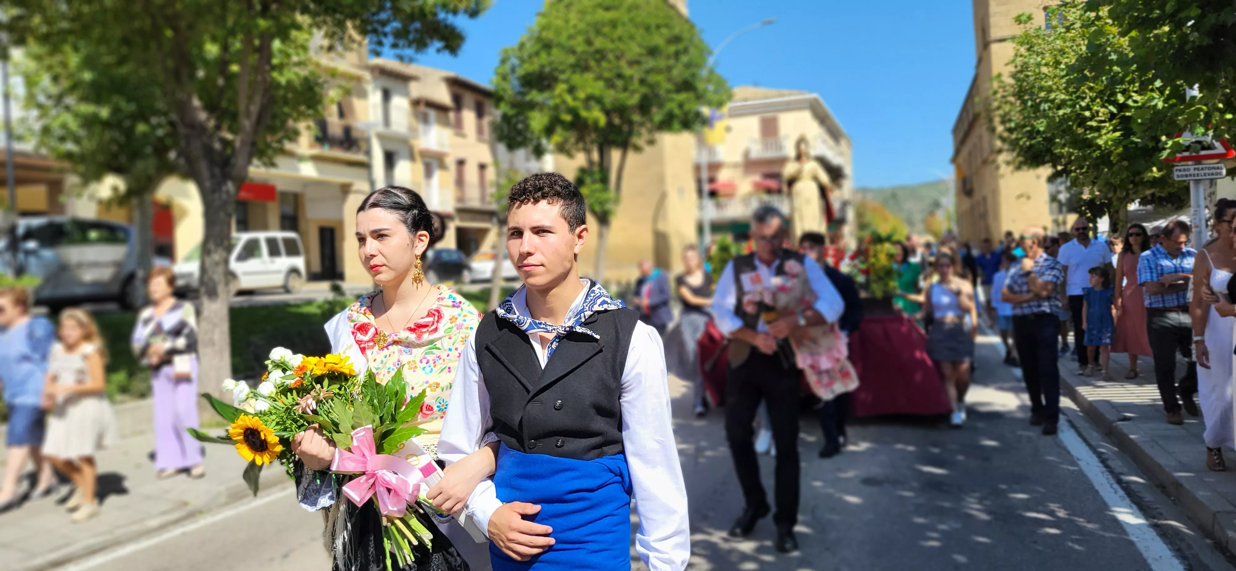 La procesión de Santa Leticia recorre la calles de Ayerbe. Foto Mercedes Manterola