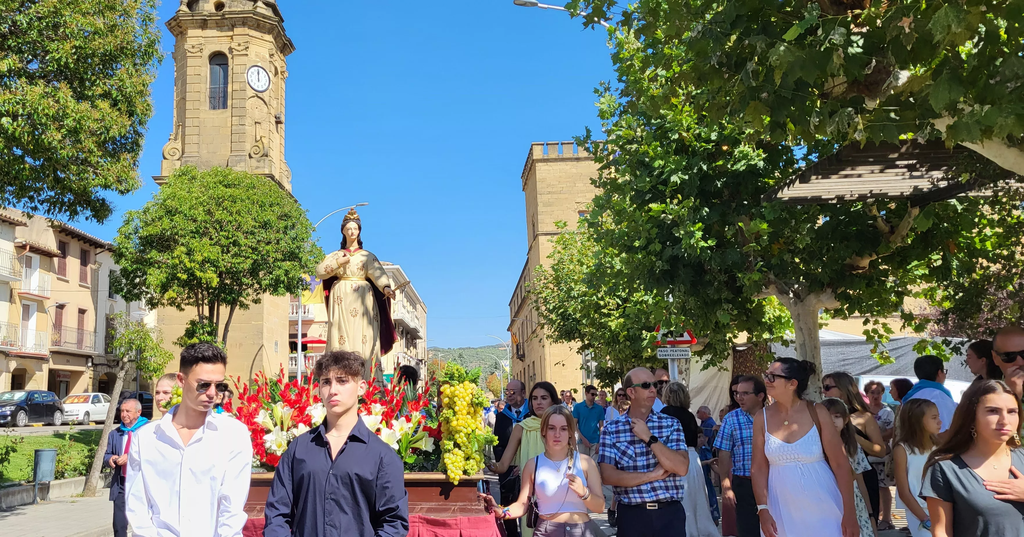 La procesión de Santa Leticia recorre la calles de Ayerbe. Foto Mercedes Manterola