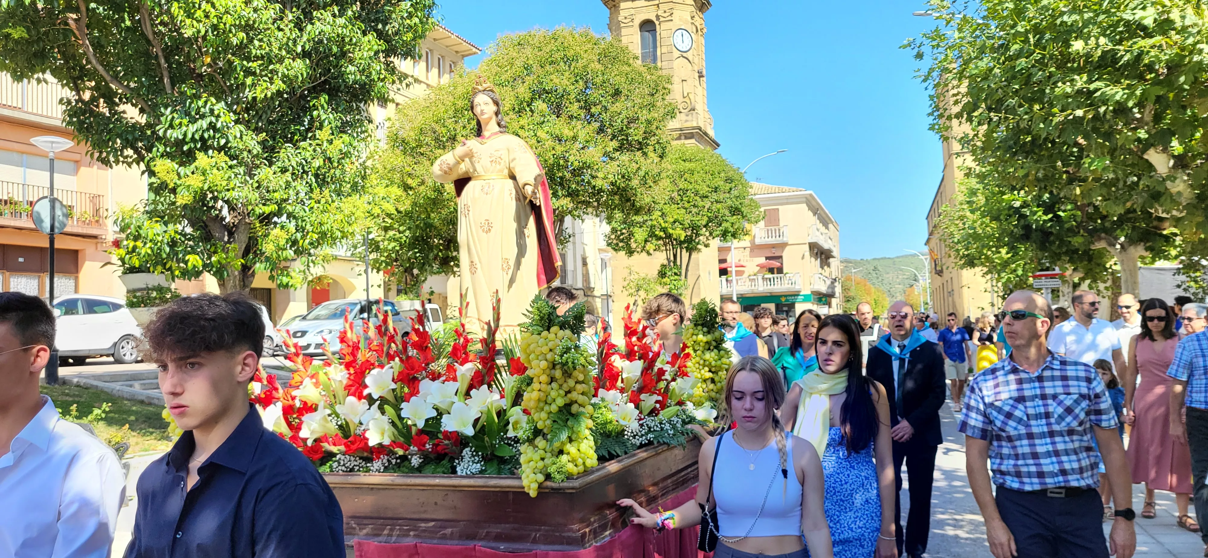 La procesión de Santa Leticia recorre la calles de Ayerbe. Foto Mercedes Manterola