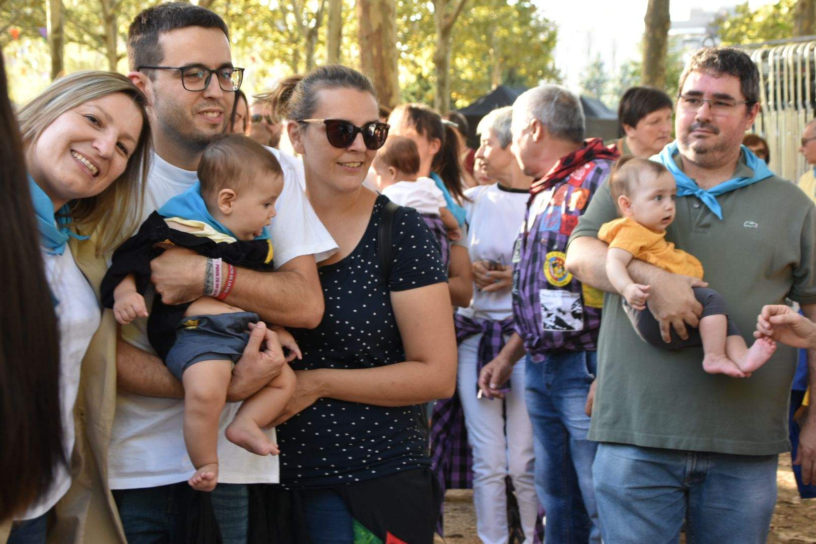 Los bebés de Monzón reciben su primera pañoleta 