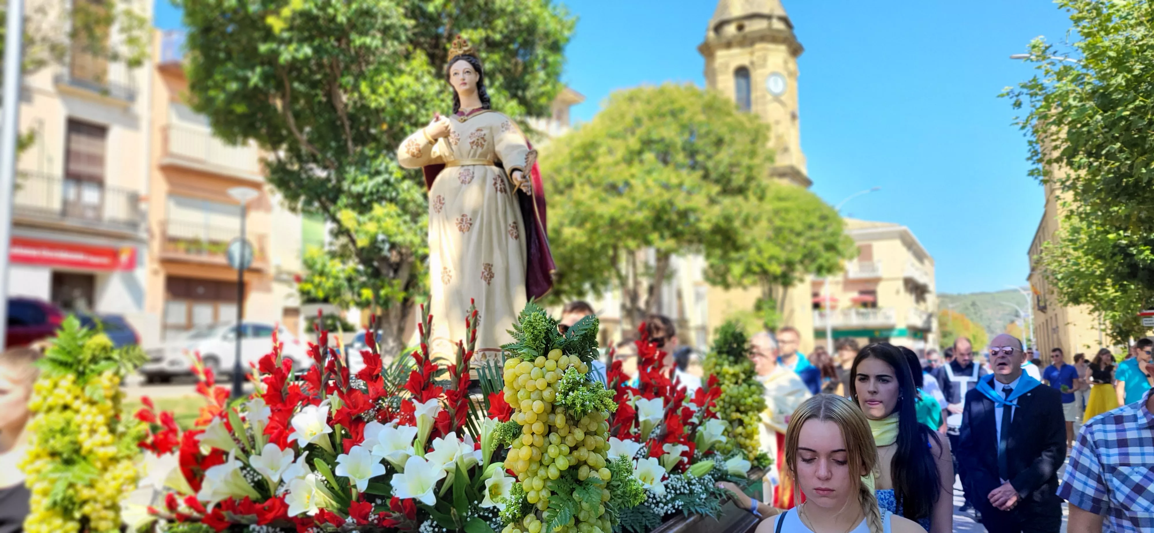 La procesión de Santa Leticia recorre la calles de Ayerbe. Foto Mercedes Manterola