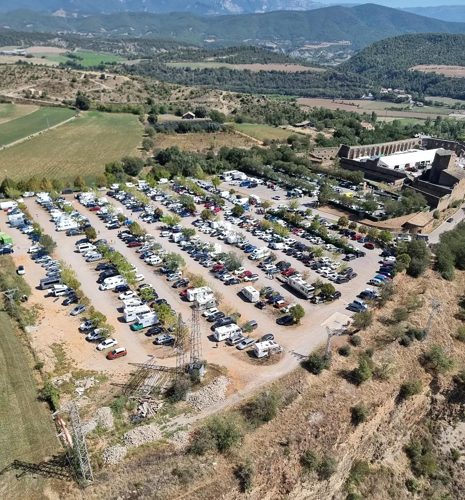 Aparcamiento completo en el Castillo de Aínsa. Foto Girolibre