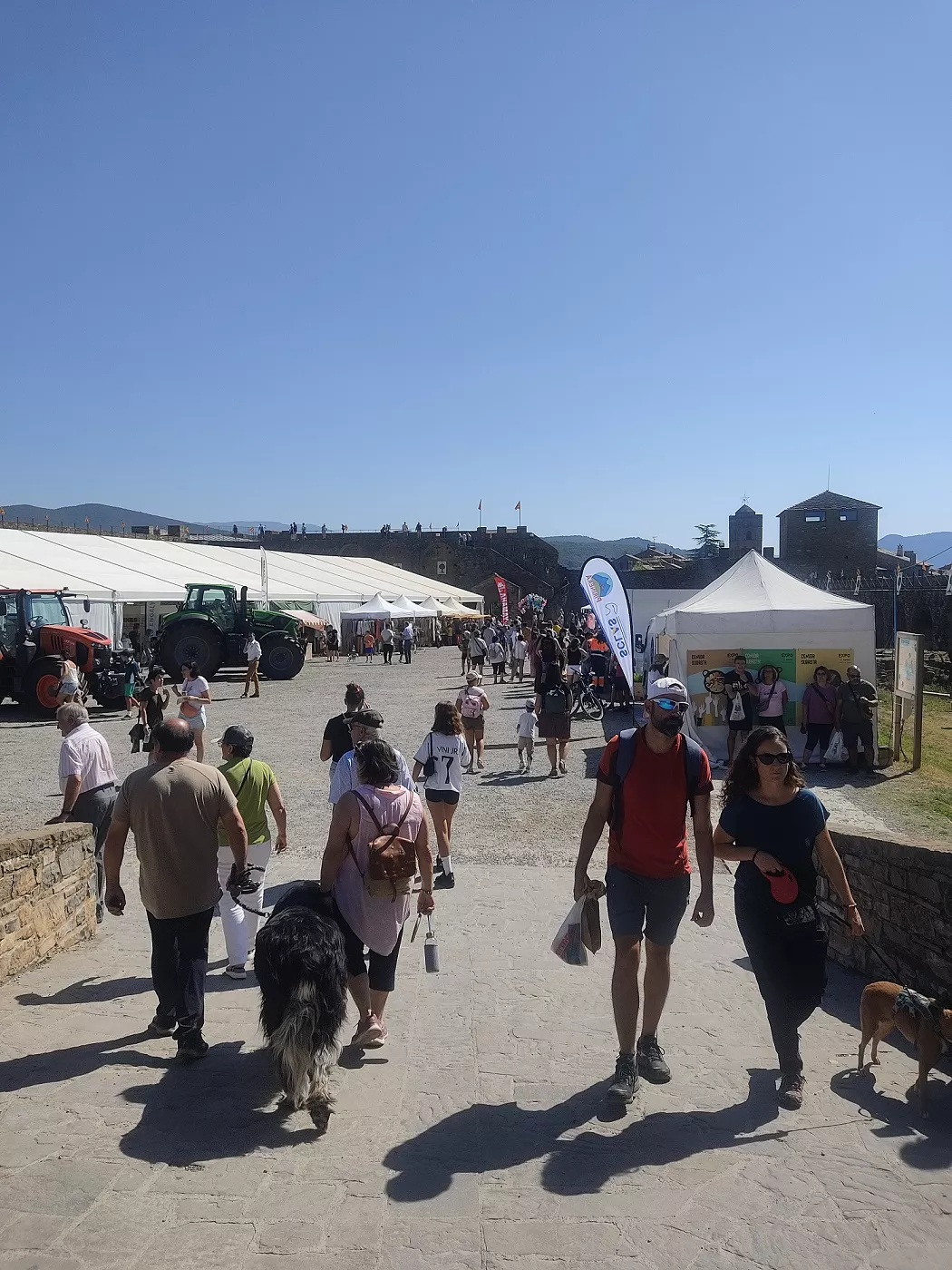 Público en el acceso al patio del Castillo